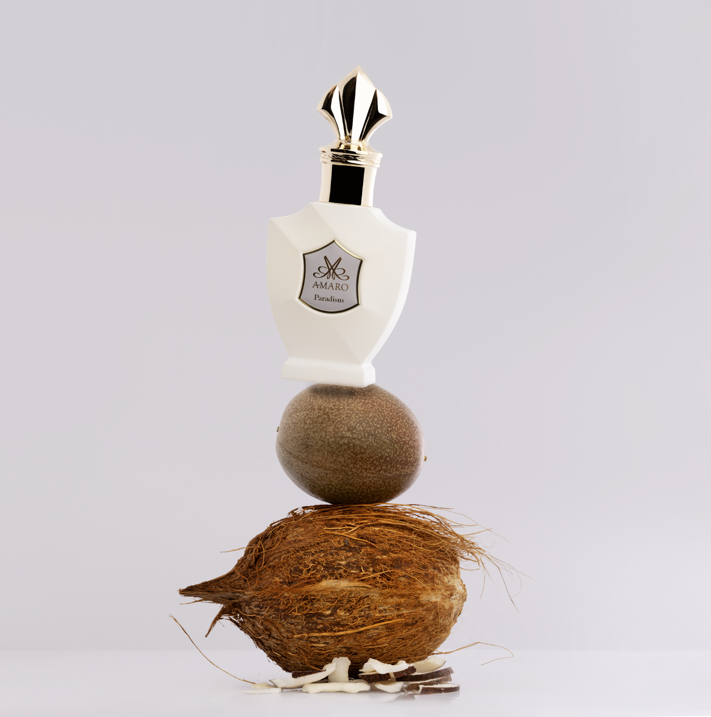 Ein Parfümflakon namens 'Amaro Paradisus' ist auf einer roten Zwiebel, eine Tomate und einem Stück Schokolade balanciert.