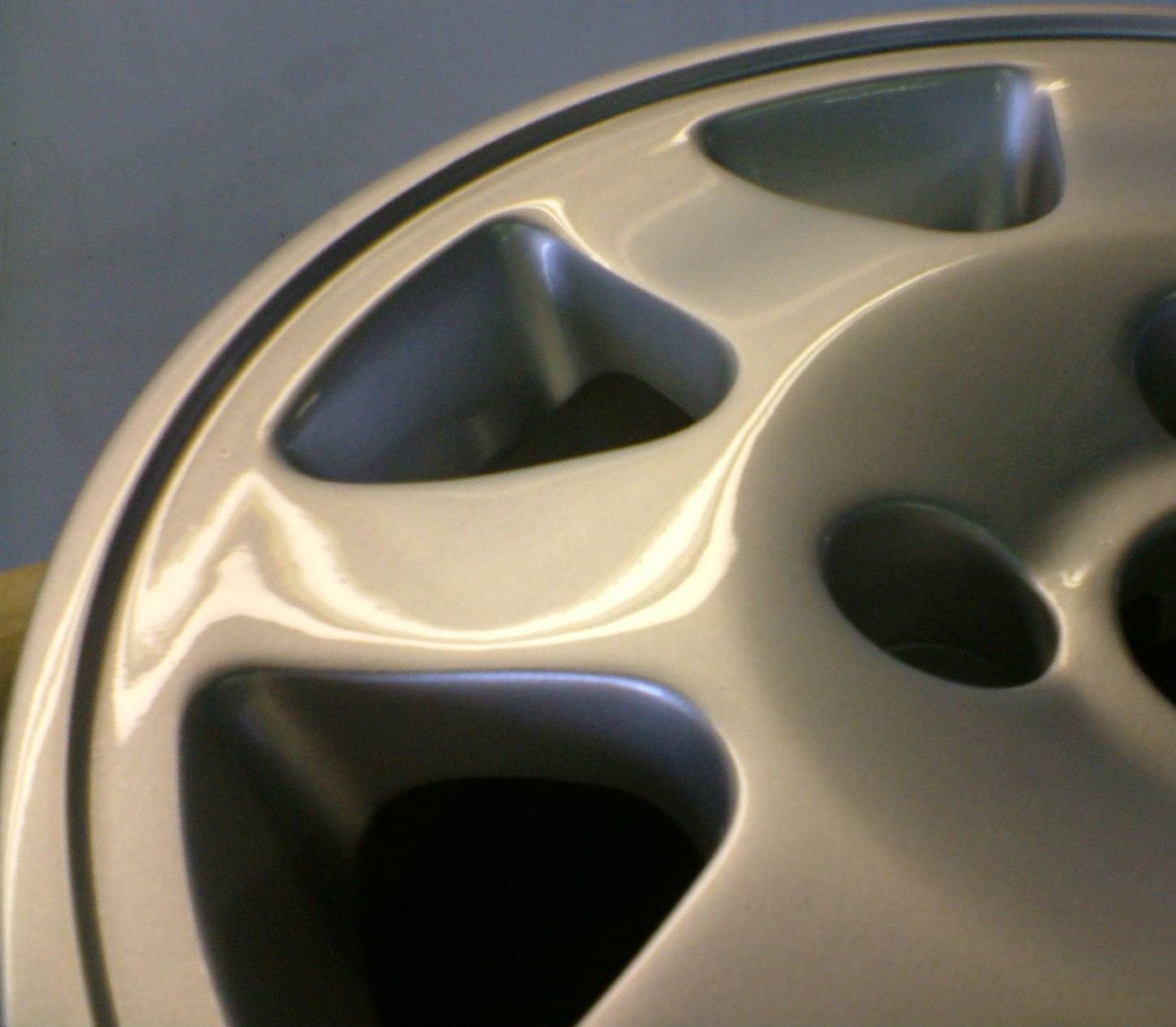 Gold painted alloy wheel after colour change at CPR Car Body Repairs liverpool