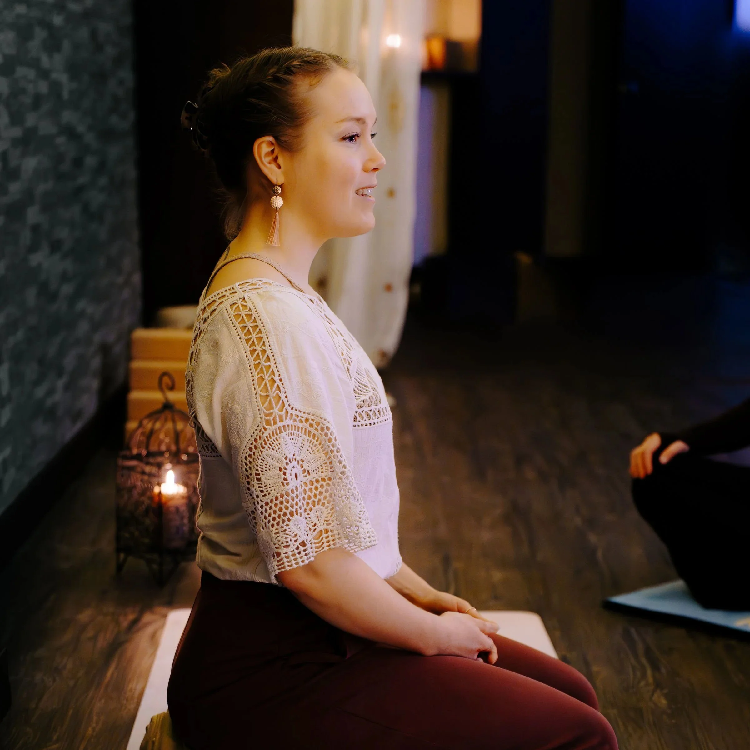 Oona ohjaamassa meditaatioharjoitusta