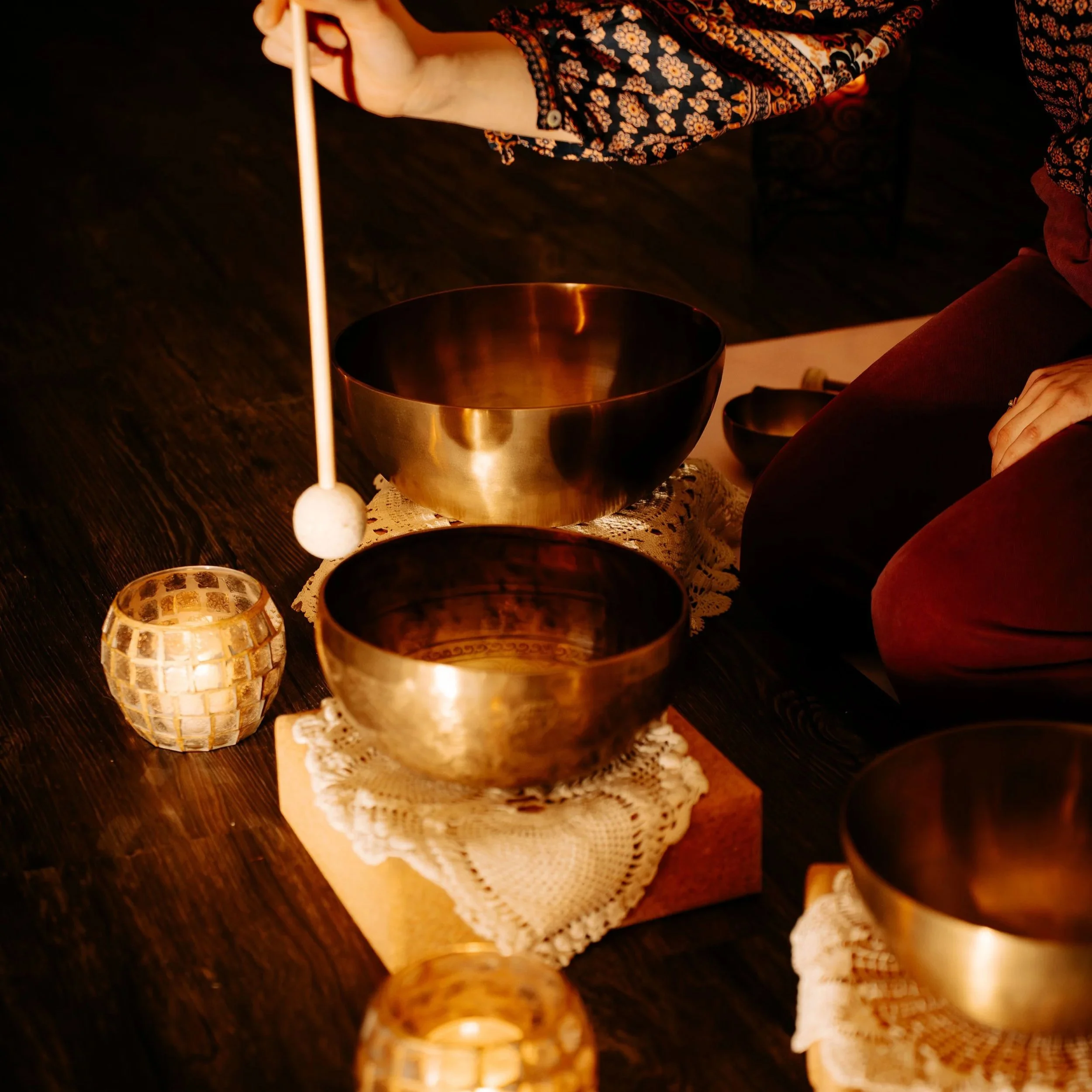 Oona soittamassa tiibetiläisiä äänimaljoja