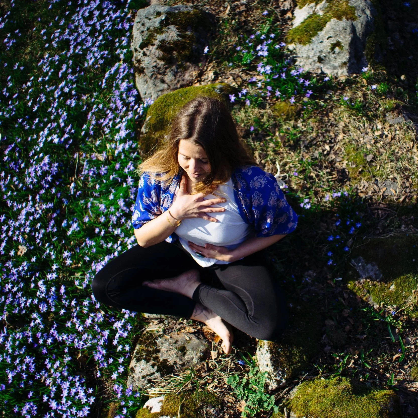 Joogaopettaja Maitsu kesäniityllä läsnäoloharjoituksessa