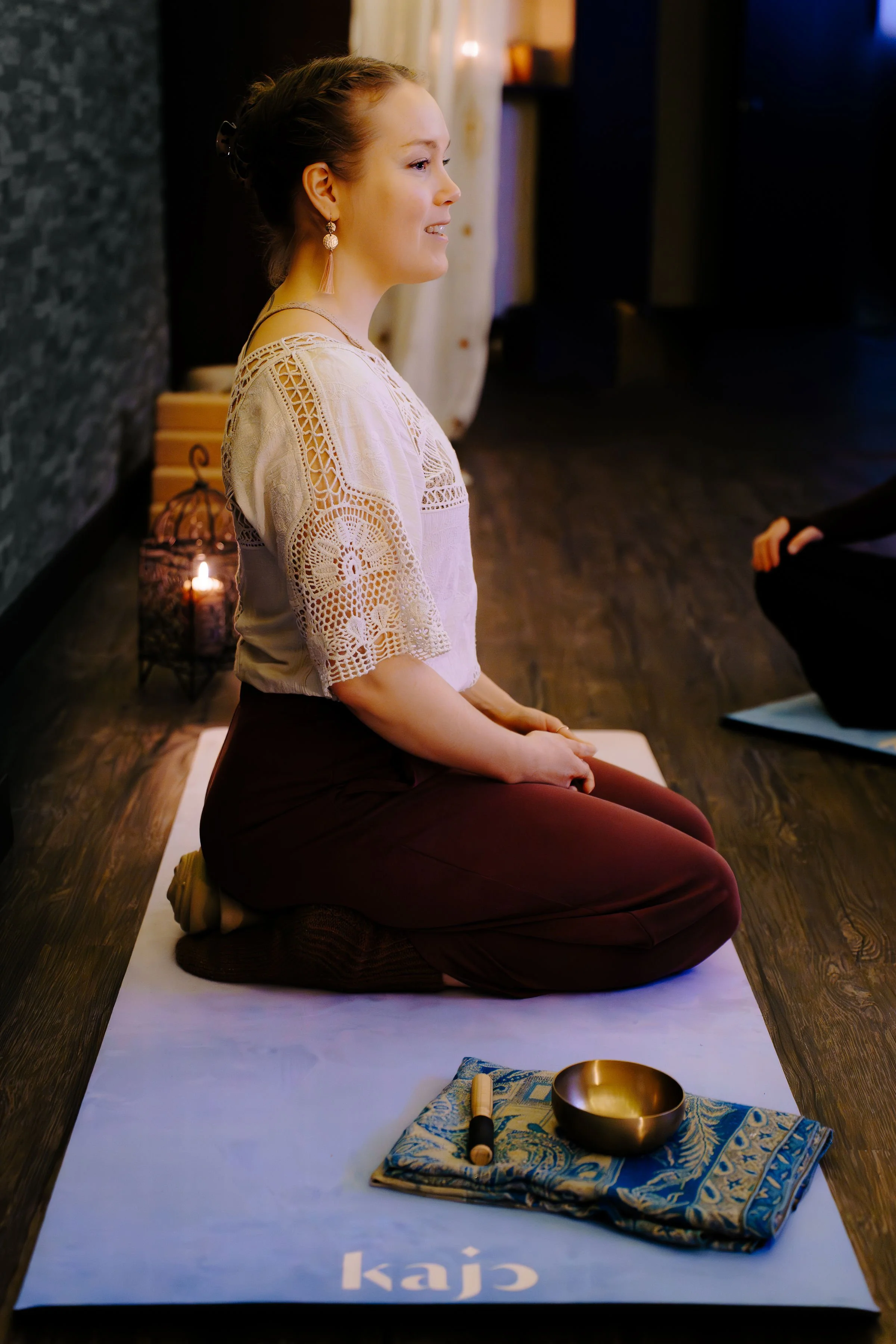 Oona ohjaamassa meditaatiokurssia.