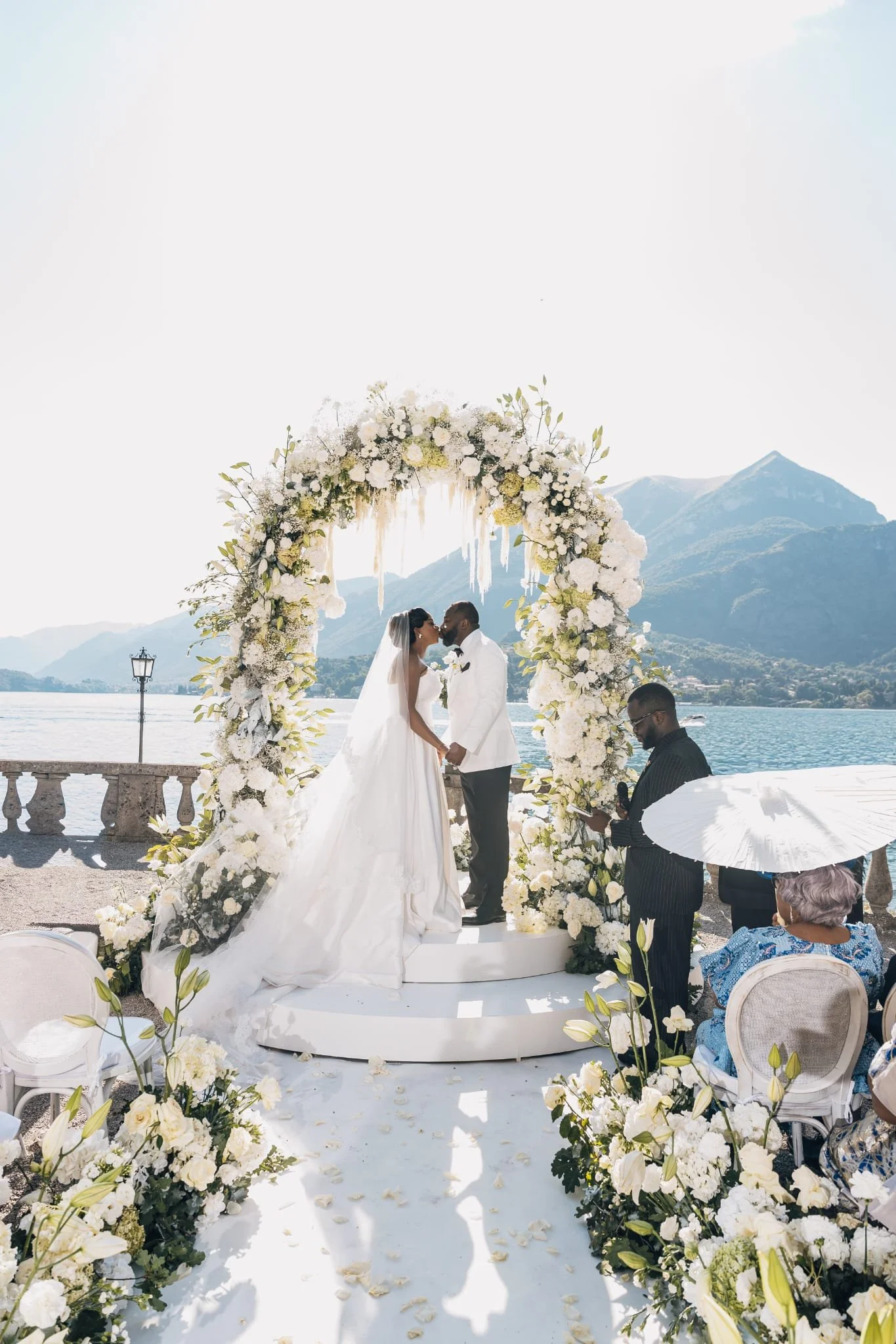 arch-wedding-villa-serbelloni-bride-groom-black.jpeg