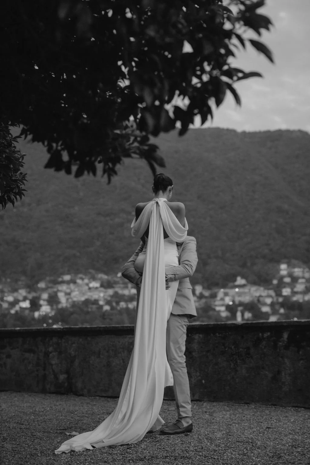 villa-pizzo-dress-bride-lake-como.jpg
