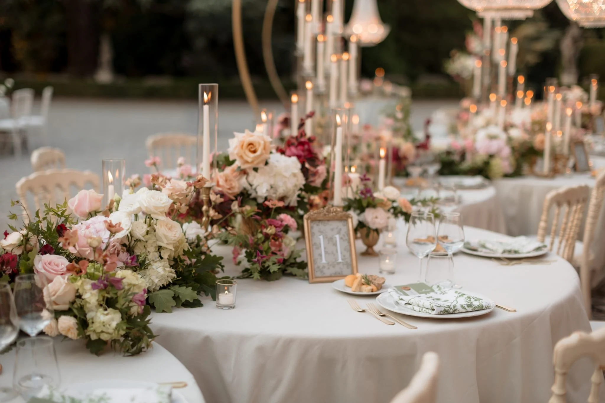 decoration-flower-long-table-wedding.jpeg