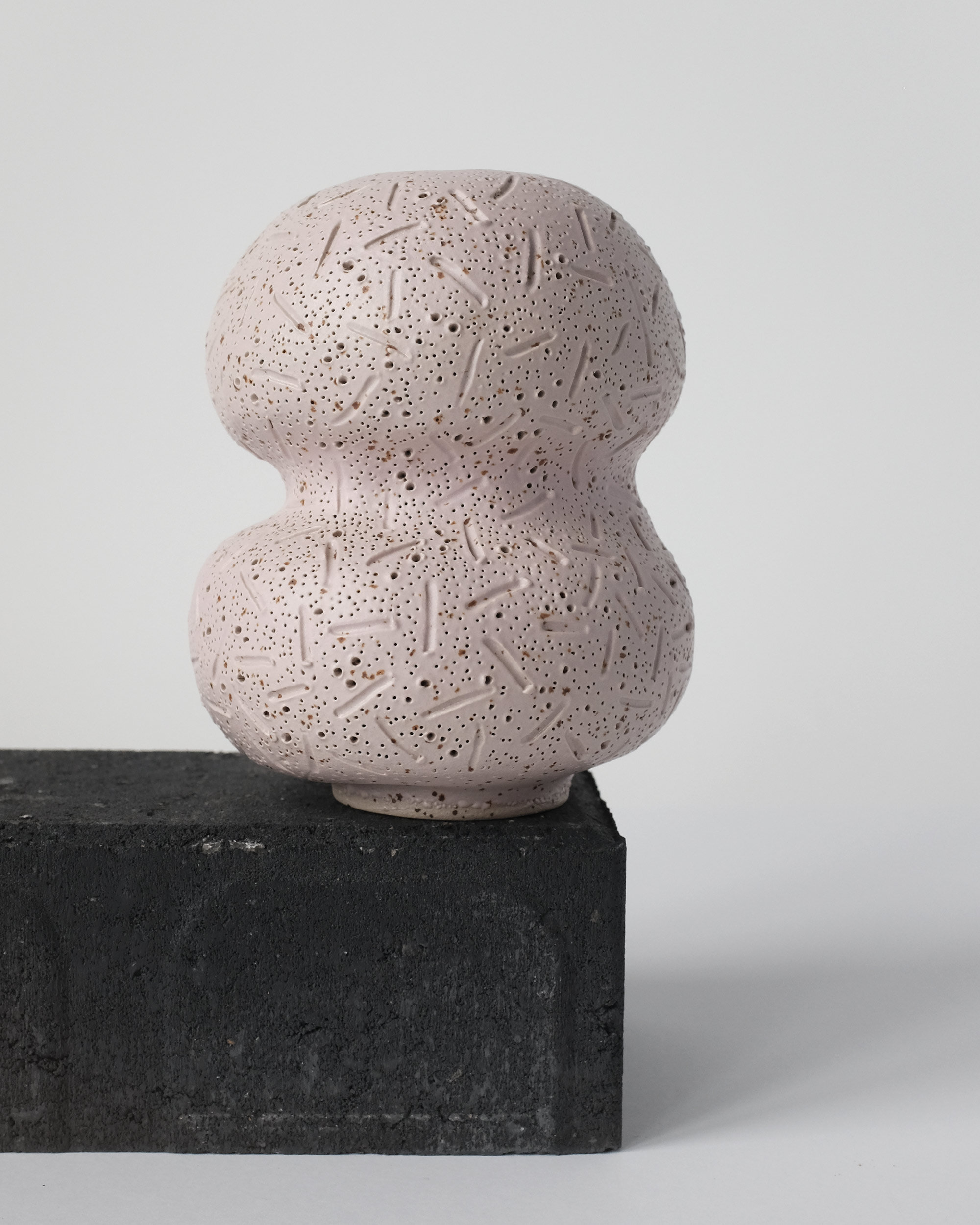 SMALL VASE
pink vase with sgraffito decoration. approximate measures 11cm diameter and 15cm tall.
