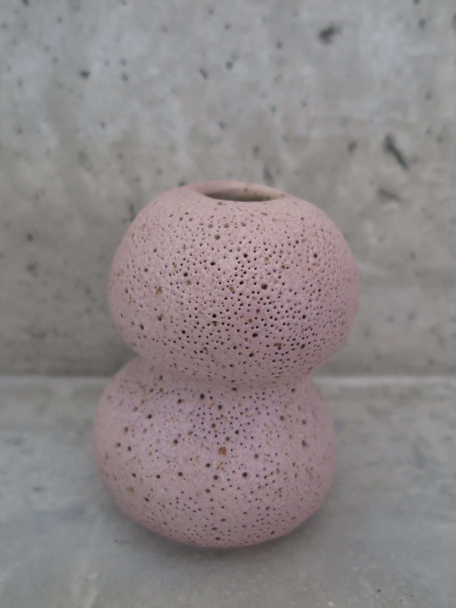SMALL VASE
pink vase with sgraffito decoration. approximate measures 11cm diameter and 15cm tall.
