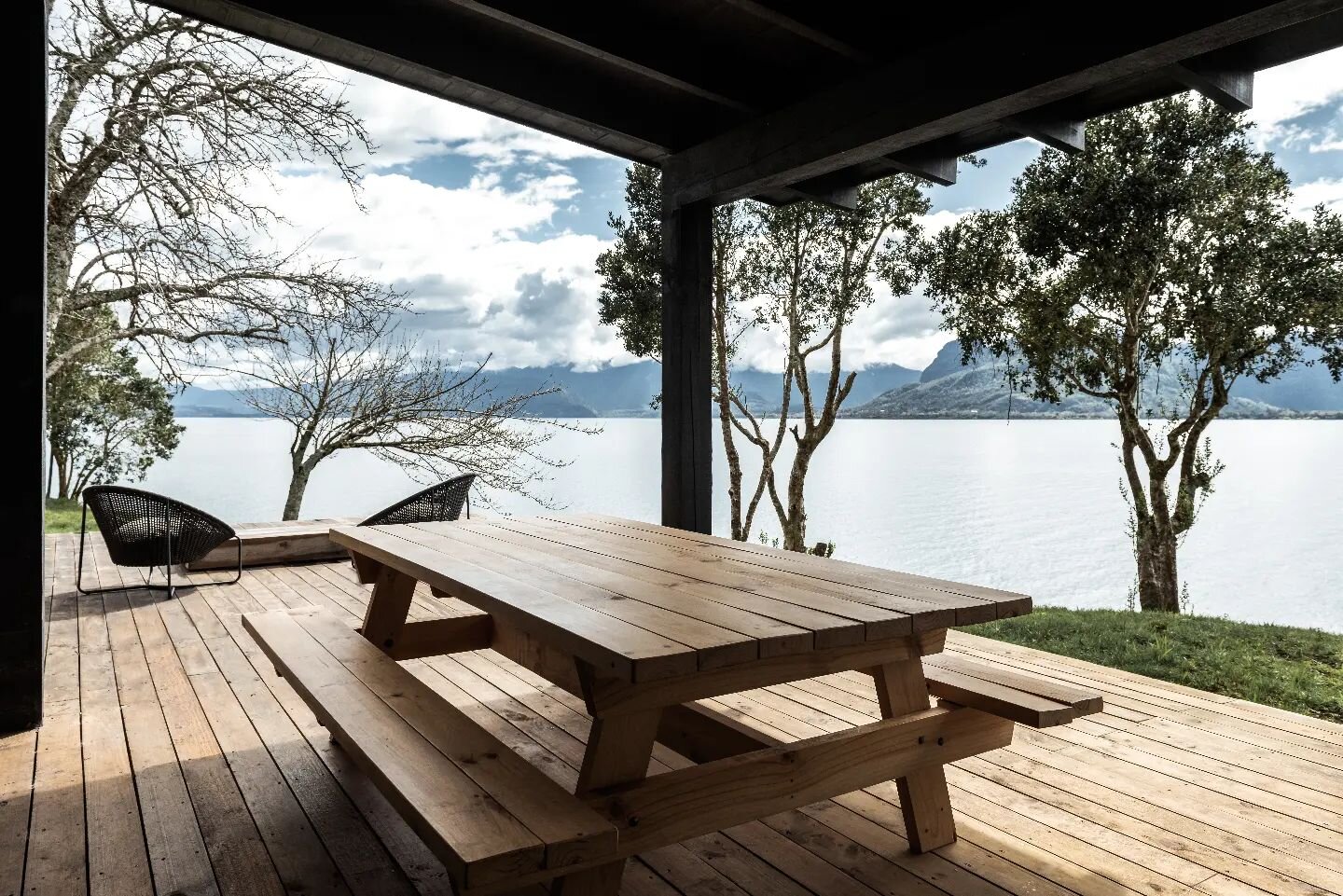 Casa en el lago
Espacio intermedio 
Exterior - Interior 
 
Construcci&oacute;n 2021
+ pmmk
Lago Ranco
Chile