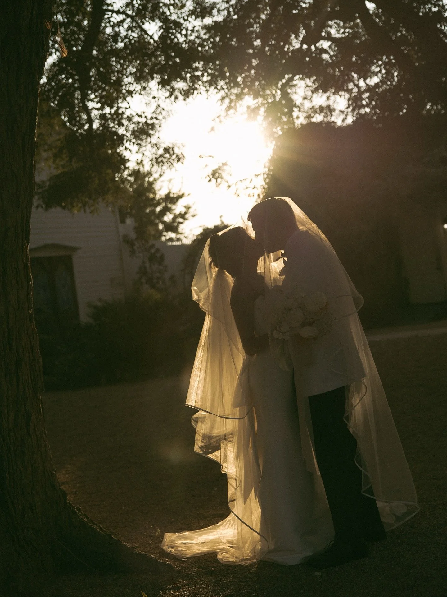 Chemistry between couples can not be orchestrated, faked or created. You can absolutely tell that Felisa &amp; Brian genuinely ADORE each other. It&rsquo;s my favorite thing about them. 

@barrmansion 
@elaineeventstx
