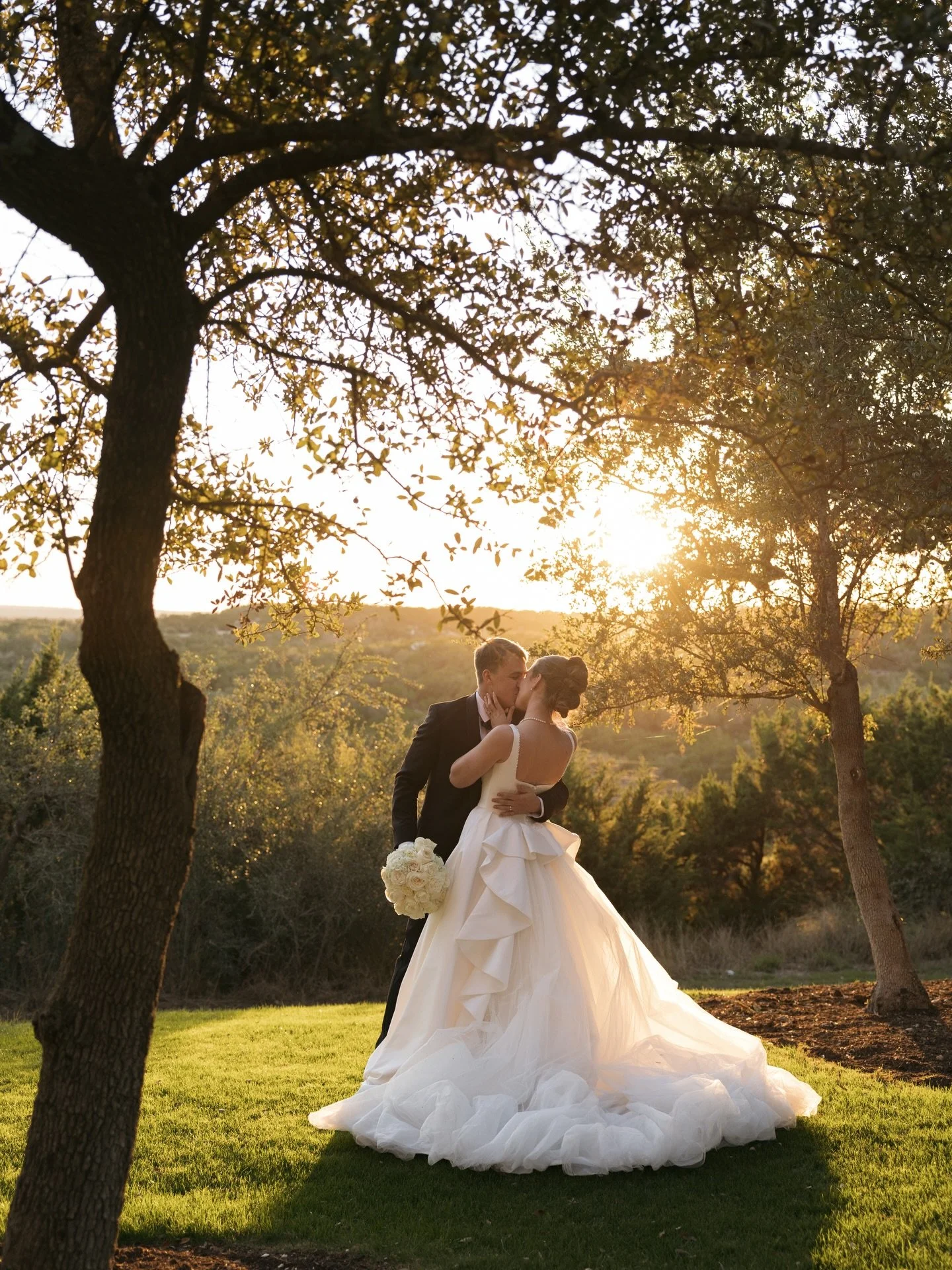 The most golden hour wedding portrait I&rsquo;ve ever seen. Couldn&rsquo;t believe my eyes when I saw my lens &amp; couldn&rsquo;t have imagined anything else for Elizabeth + Justin&rsquo;s wedding portraits.