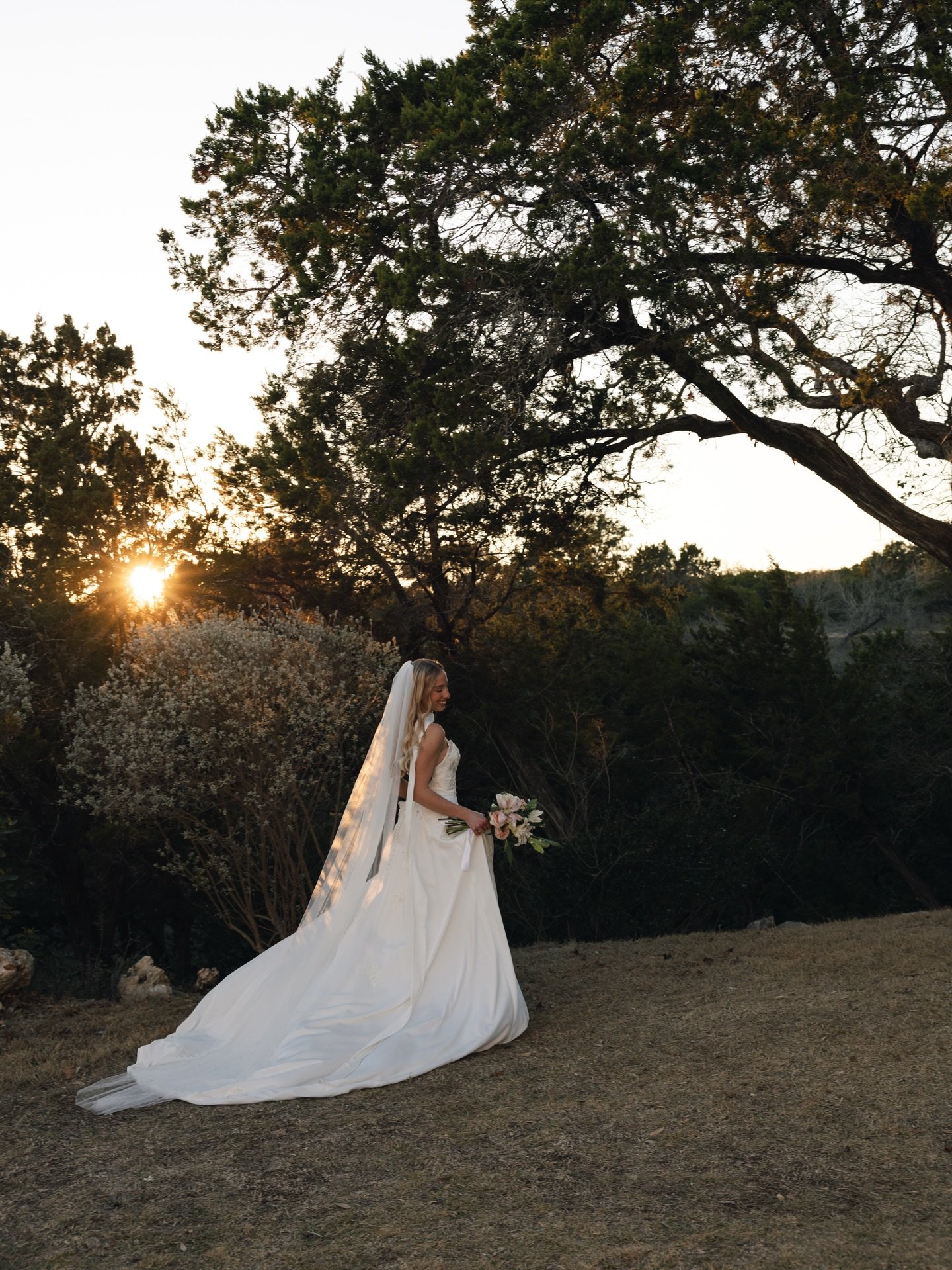 A quick 5-minute bridal session at sunset?! SAY LESS. 

@jaci.blue absolutely killing it in the FREEZING cold during our impromptu bridal portraits. I&rsquo;ll love her forever for this.