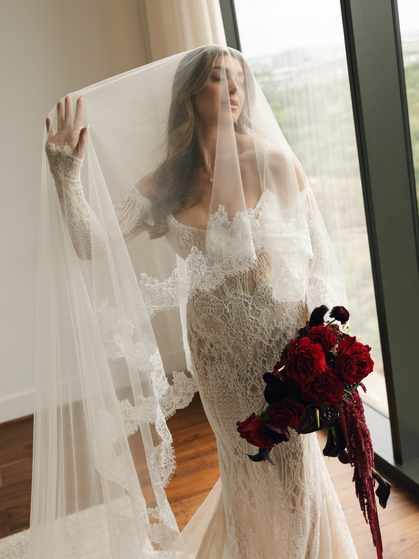 HERE COMES THE BRIDE. 

Jordan decked tf OUT as she should be on her wedding day. I was so excited for Jordan &amp; Alan&rsquo;s day - specifically to see how Jordan would style herself on her wedding day and she blew me away. I could not have imagin