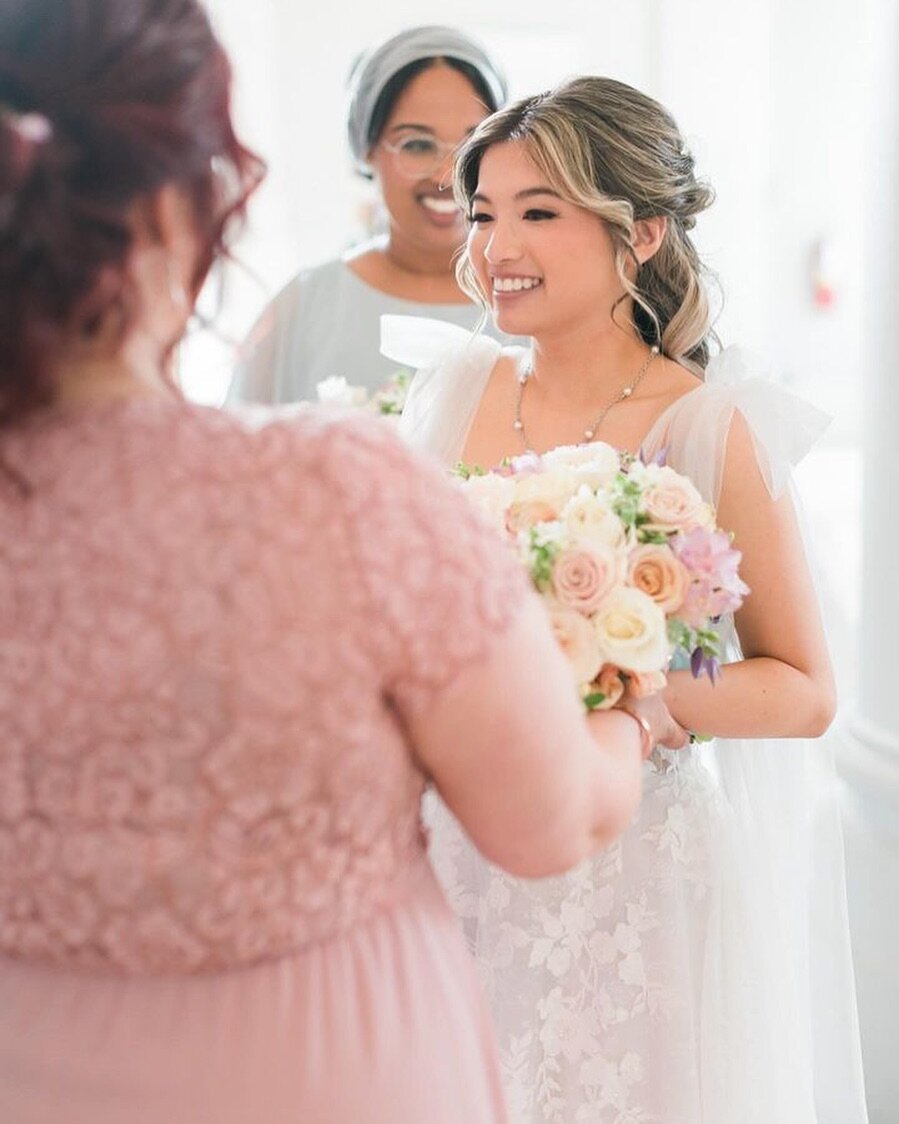 Everything about our bride H is flawless. She&rsquo;s so beautiful 😍! Thank you for choosing our team to be a part of your very special day and sharing with us your beautiful pics 🫶🏼!

Photography: @thelightbox.ca 
HMUA: @lorrainemakeupartistry ma