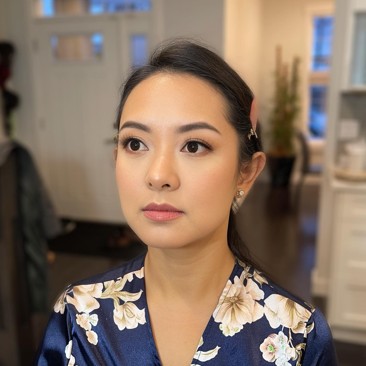 ✨A✨
Beautiful MOH and sister of the bride wanted a soft smokey look. We love how the look came together with these tones customized for her - it&rsquo;s giving us sultry vibes and the lip combo is just perfection 😍😍😍! 

We had so much fun working 