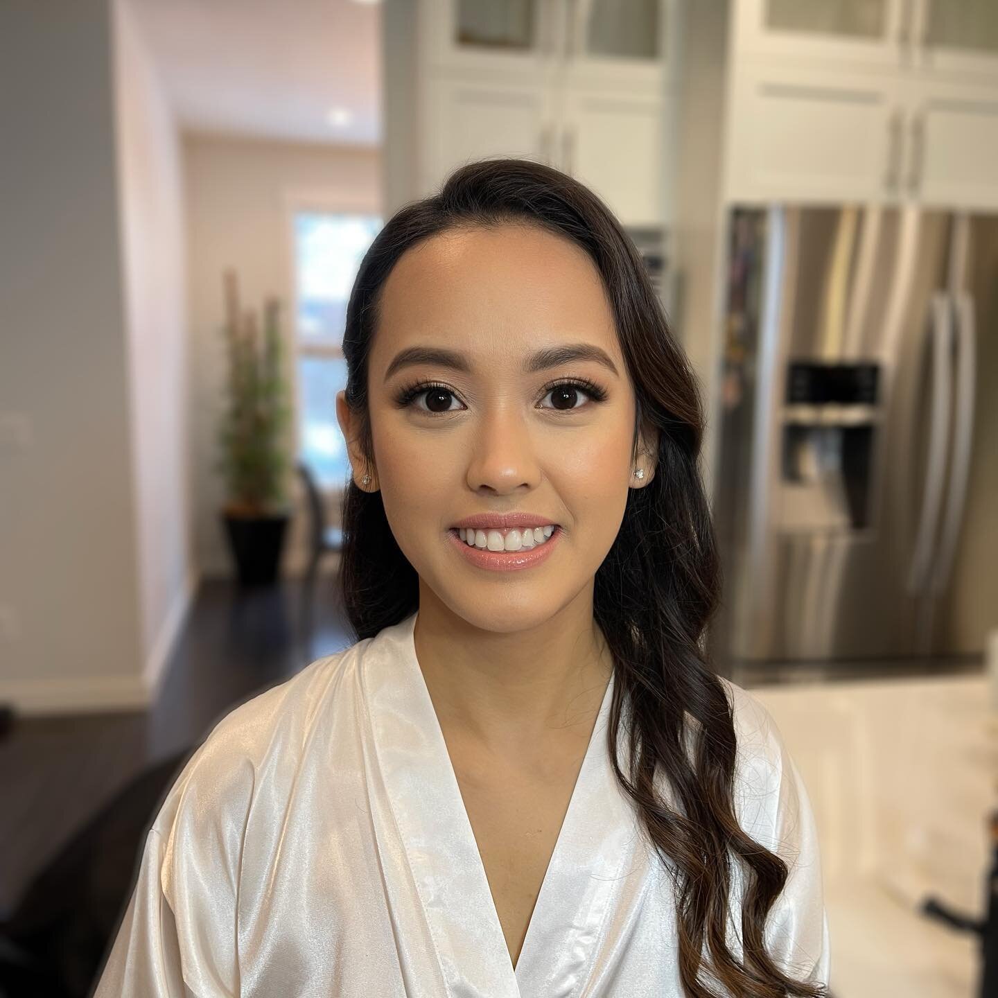 Congratulations to our stunning, showstopper bride C! 👰🏻&zwj;♀️💍🎉 
She looked absolutely flawless on her wedding day; perfect skin and beautiful eyes. We used airbrush on C&rsquo;s complexion and to make the look even more romantic, we added spar