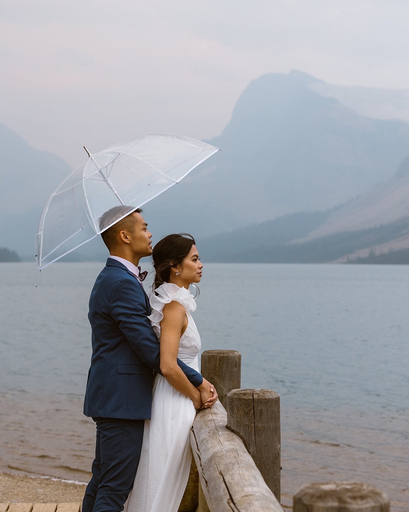 V&amp;F 🤍💍
In all honesty, we all didn&rsquo;t expect the weather to be gloomy and rainy but nonetheless, it all came together beautifully! Wowwwww 😍🤩
I love the clear umbrella for this photo so much and the mountain viewssss! What a vibe ✨✨✨

Ph