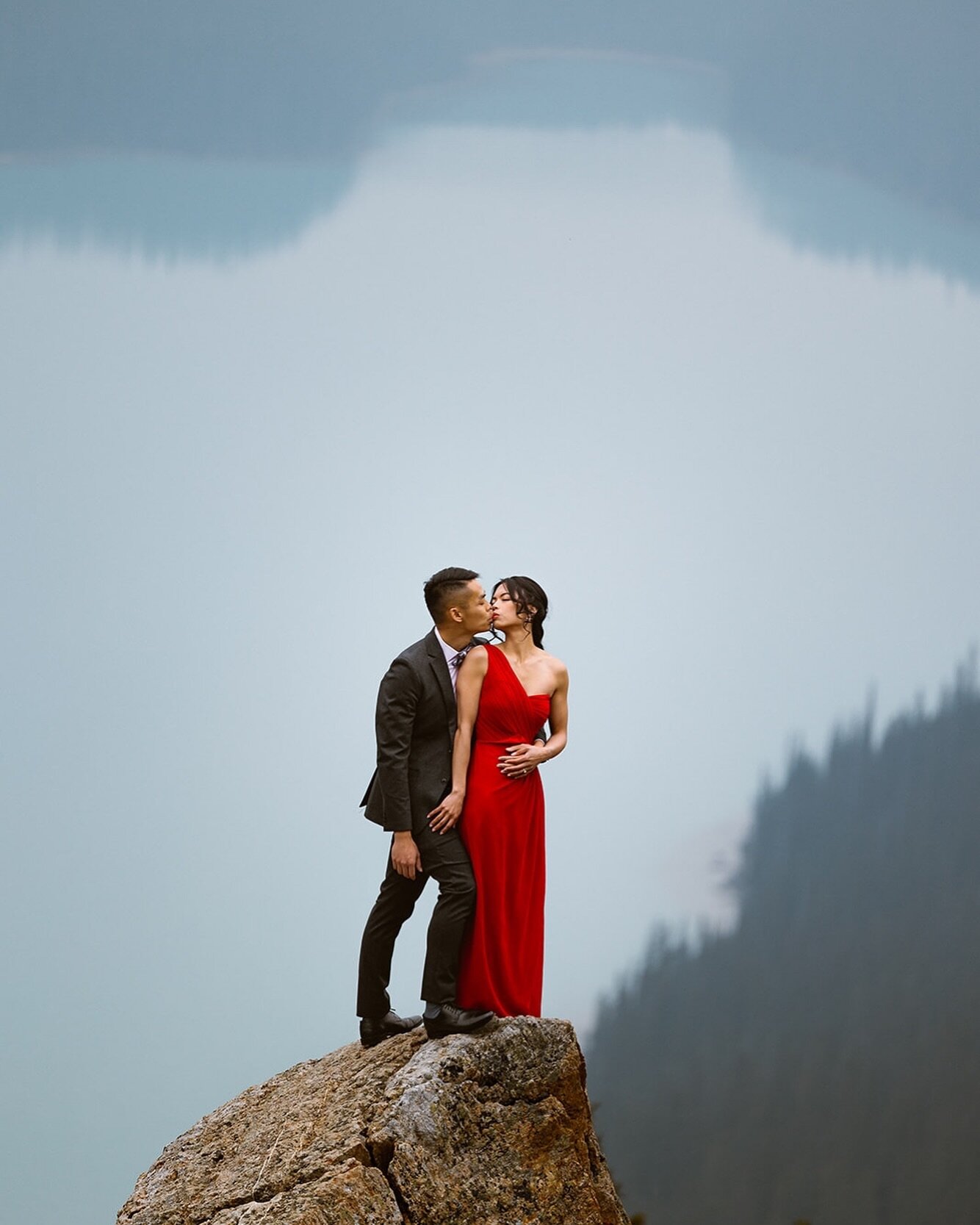 Mountain views engagement shoot 🏔️😍
Huge congrats to our couple V&amp;F! 💍

Btw, Happy Valentine&rsquo;s Day everyone! 🌹💝

Photography: @filmandforest 
Hair: @tdhairandmakeup 
Makeup: yours truly @lorrainemakeupartistry 

*
Luxury Mobile Beauty 