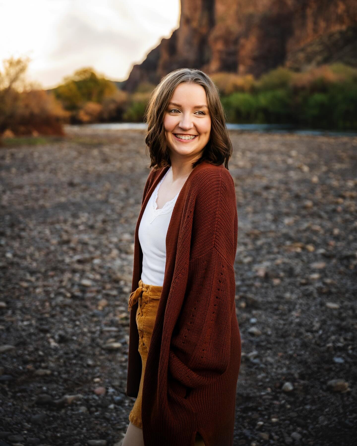 Sneak Peek of 2024 Senior EMMA! 

She was just the sweetest girl. 🥰🥹🥲 Sweet voice, kind soul, and a soft natural beauty. 

It was hailing and so dark when we arrived at the session location and within 5-10 minutes, it stopped, so we started and no