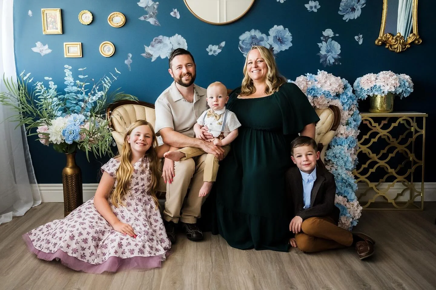 ✨A timeless moment, beautifully captured ✨
 I like to call this session Vintage Charm&mdash;the classic backdrop, curated details, and soft light all come together to create portraits that will never go out of style.

📸 Studio photography allows us 