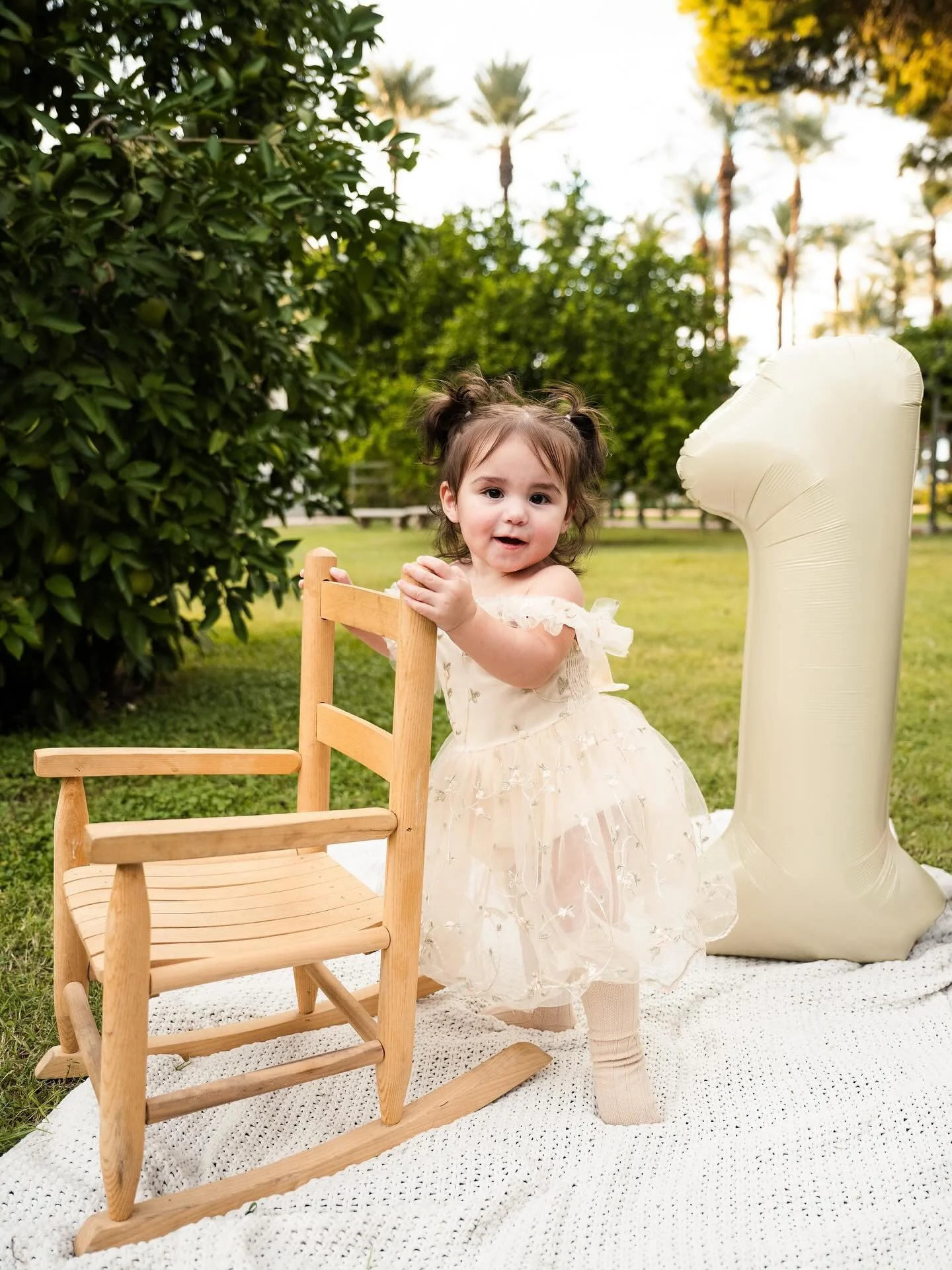 This Pretty Little Baby turned 1 this month! 

Photoshoot to celebrate her 1st birthday and some pics of her sweet bigs sisters!

#smplitesessions