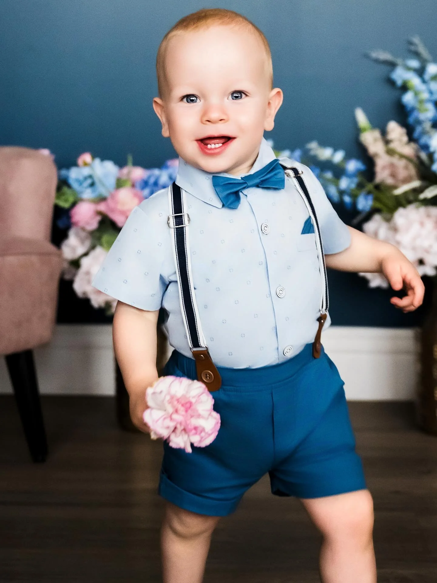 ✨ A Little Gentleman Turns One ✨

This sweet one-year-old stole the show in his vintage-inspired outfit &mdash; suspenders, bow tie, and all! 💙 The soft blue tones and classic details gave this session such a timeless charm. Surrounded by pastel flo