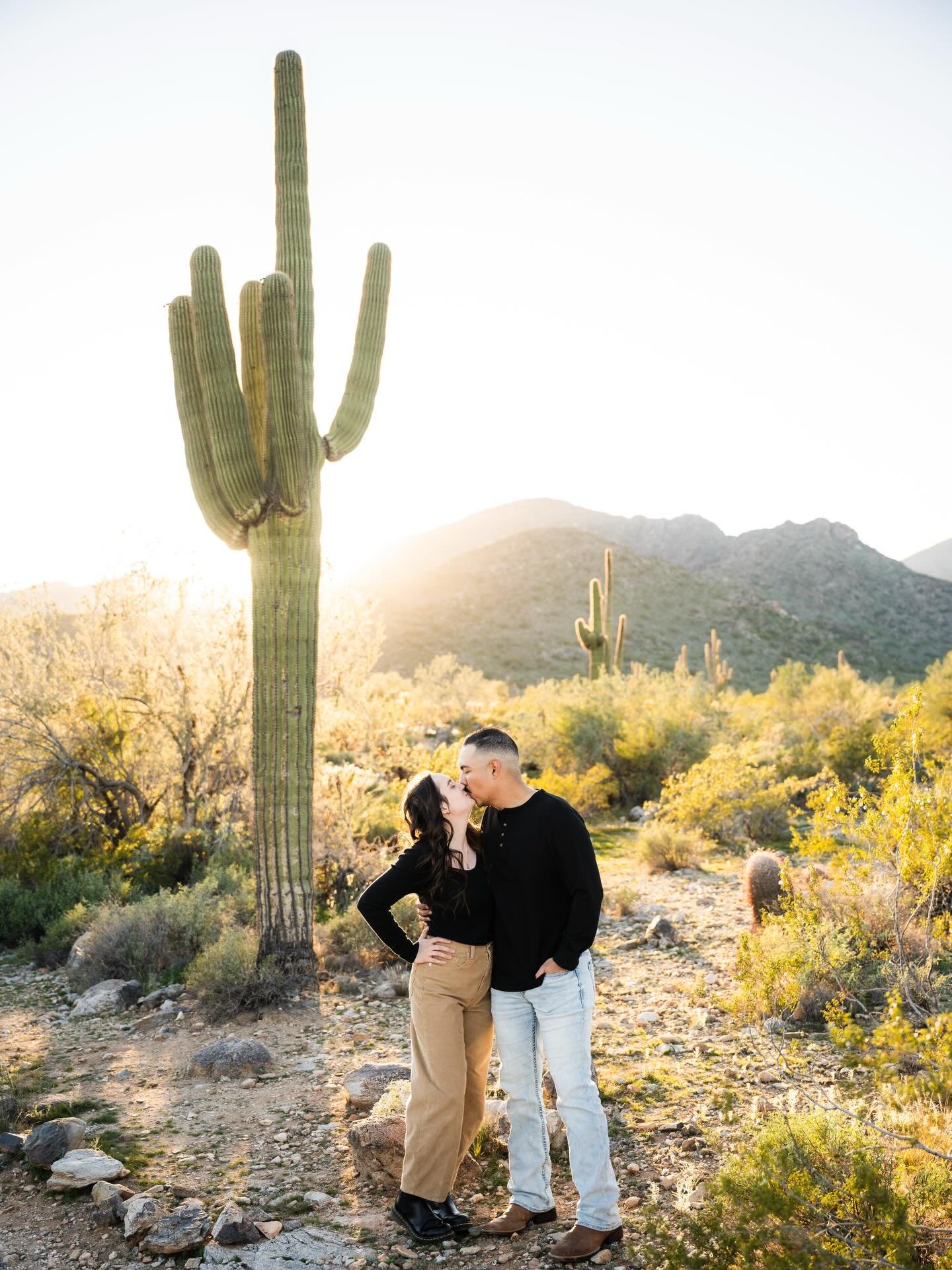 🌵☀️Sweet Little Fam☀️🌵

There are times you meet people and you know God arranged it. This was one of them. 

What a sweet, beautiful, and young family. They were full of so much love and joy and so so kind! 

Mom and dad are so in love and the kid