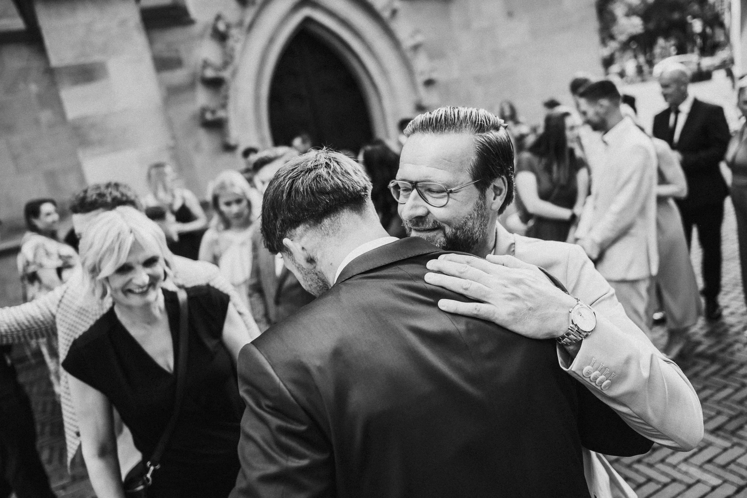 Hochzeitsreportage mit echten Emotionen und Hochzeitsfotos mit Charakter. Keine 0815-Pose, sondern echte Vibes. Paul Popanda – Hochzeitsfotografie in Münster, Paderborn und überall, wo’s knistert.