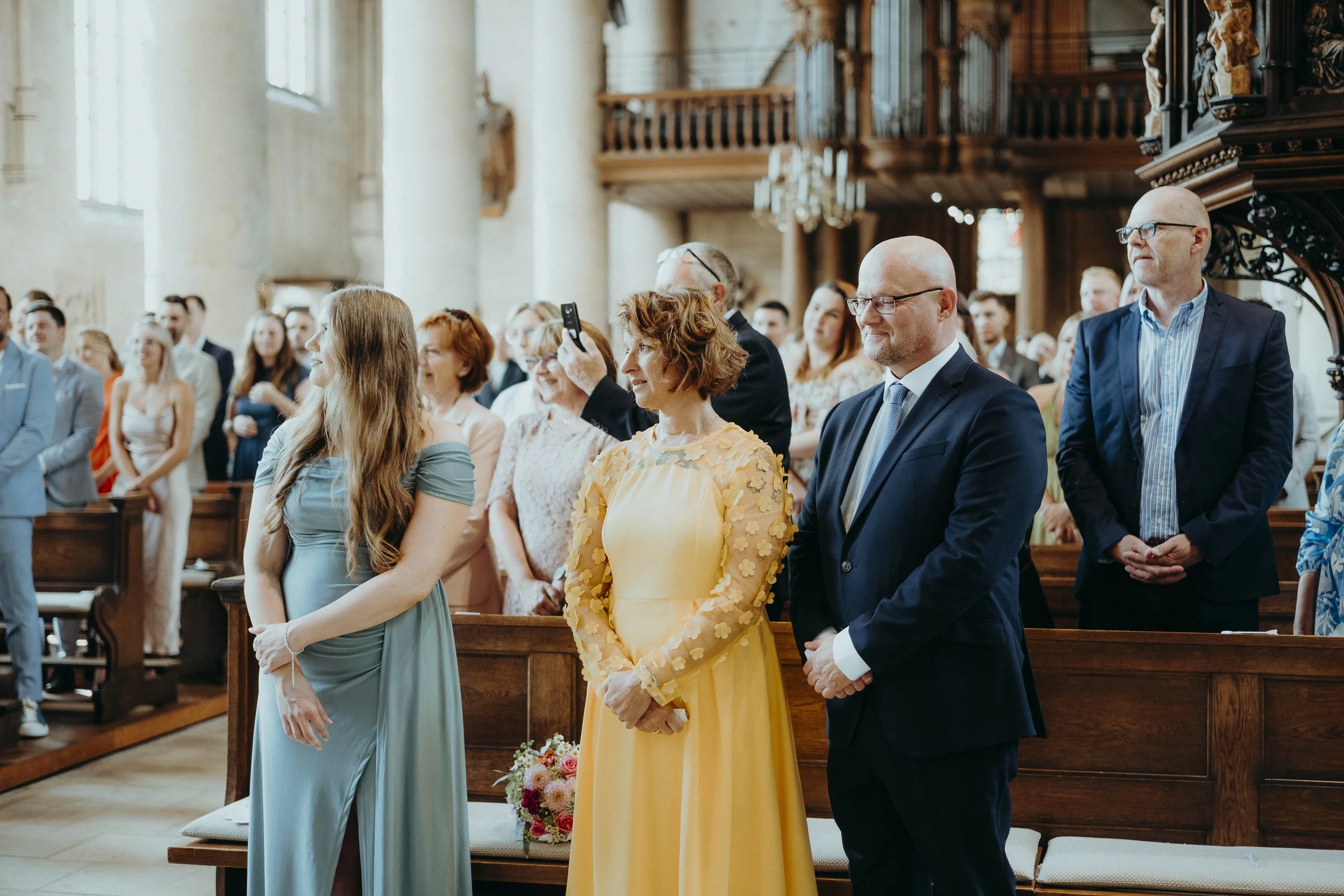 Hochzeitsreportage mit echten Emotionen und Hochzeitsfotos mit Charakter. Keine 0815-Pose, sondern echte Vibes. Paul Popanda – Hochzeitsfotografie in Münster, Paderborn und überall, wo’s knistert.