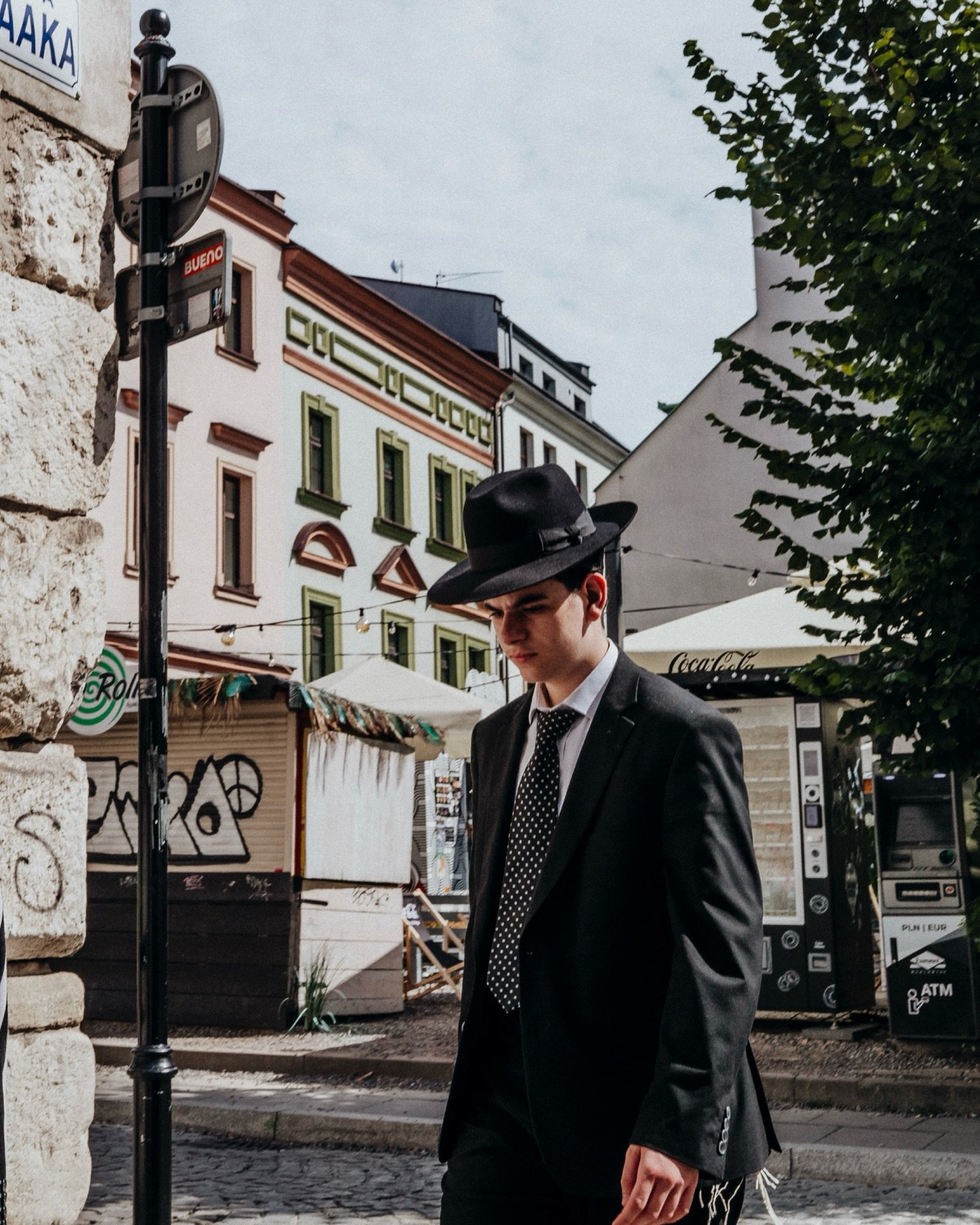 Krakow | August &rsquo;25
A look back at a city that truly hit me.
Raw. Cultural. Beautiful in its own way.

Shot on the Leica M11 &amp; Voigtl&auml;nder APO 28mm -
a combo that gives me exactly what I need on the streets:
honesty, clarity, connectio