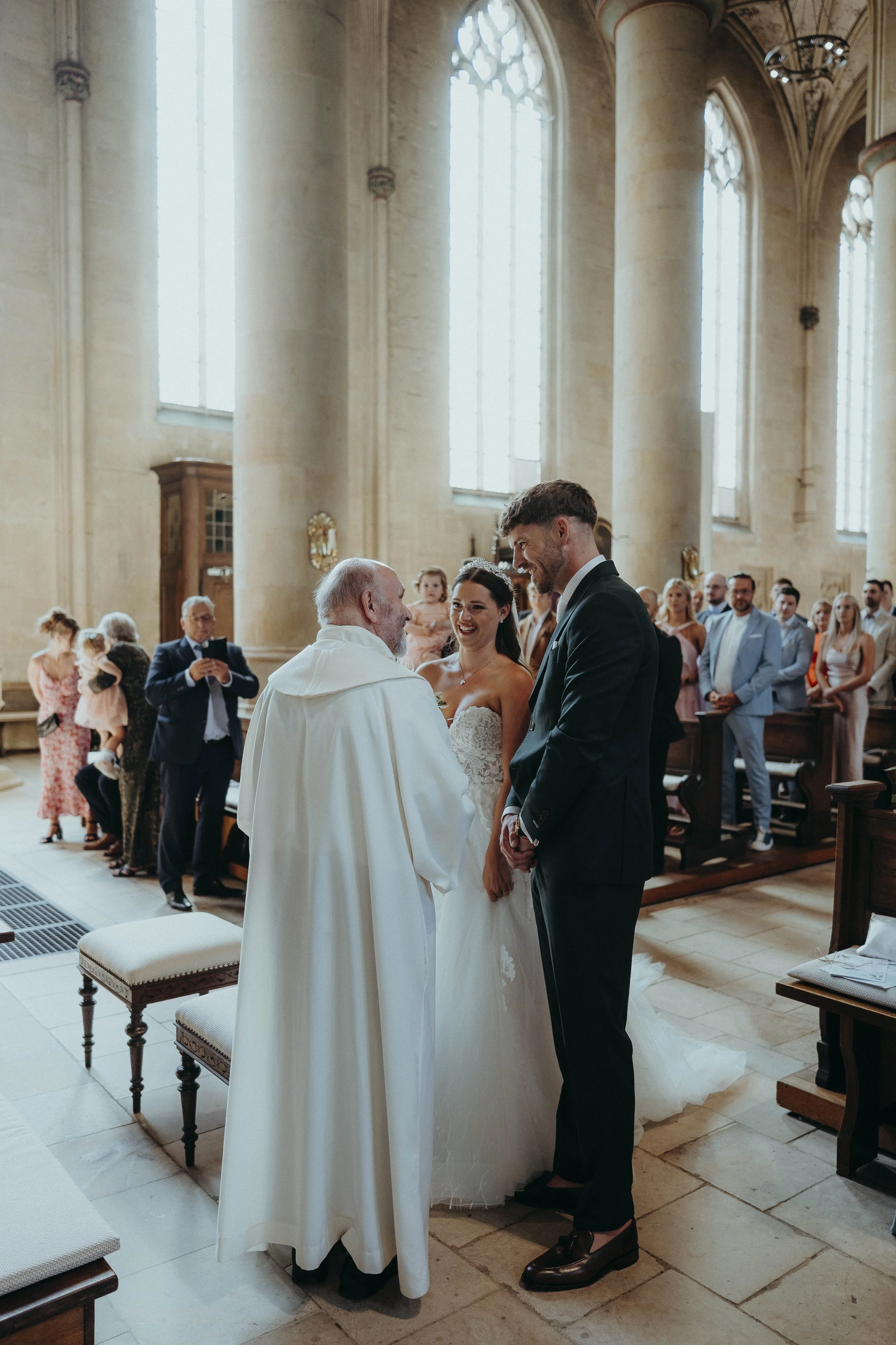 Hochzeitsreportage mit echten Emotionen und Hochzeitsfotos mit Charakter. Keine 0815-Pose, sondern echte Vibes. Paul Popanda – Hochzeitsfotografie in Münster, Paderborn und überall, wo’s knistert.
