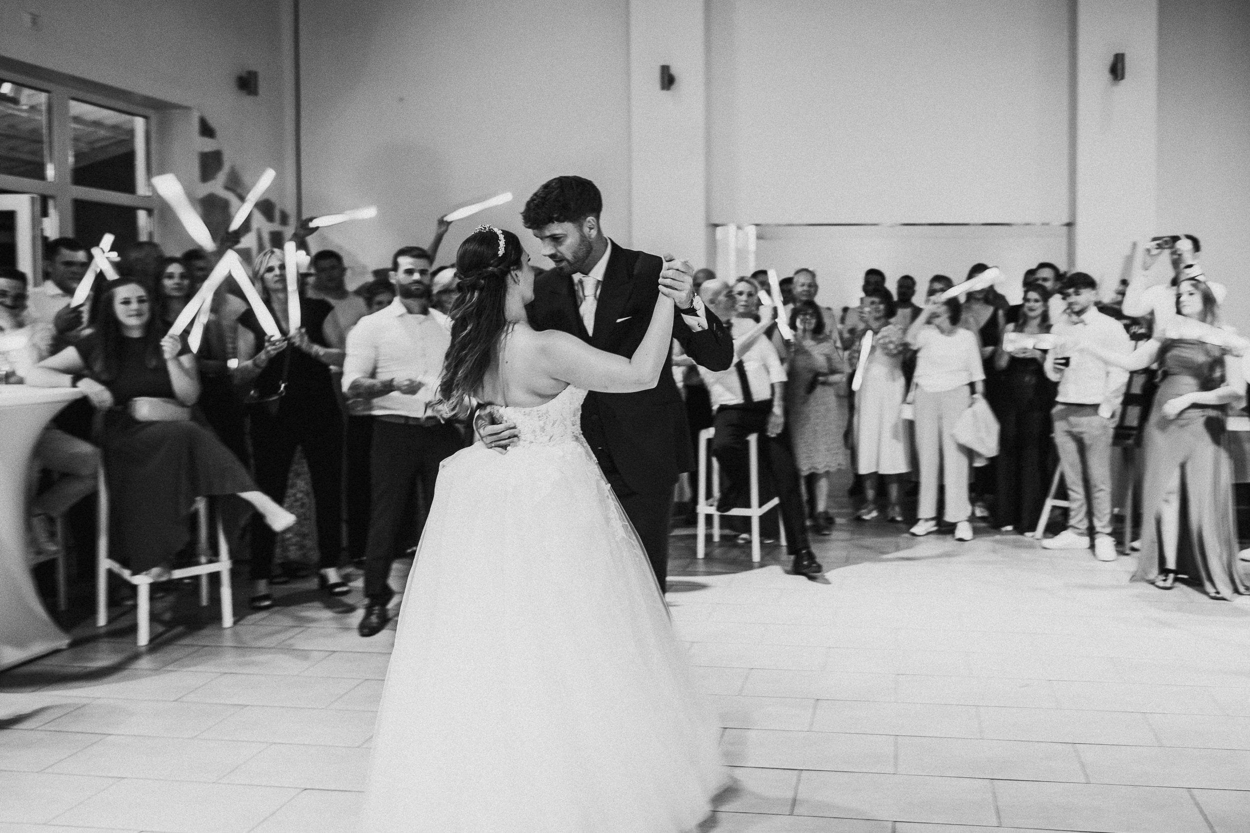 Hochzeitsparty mit echten Emotionen und Hochzeitsfotos mit Charakter. Keine 0815-Pose, sondern echte Vibes. Paul Popanda – Hochzeitsfotograf in Münster, Paderborn und überall, wo’s knistert.
