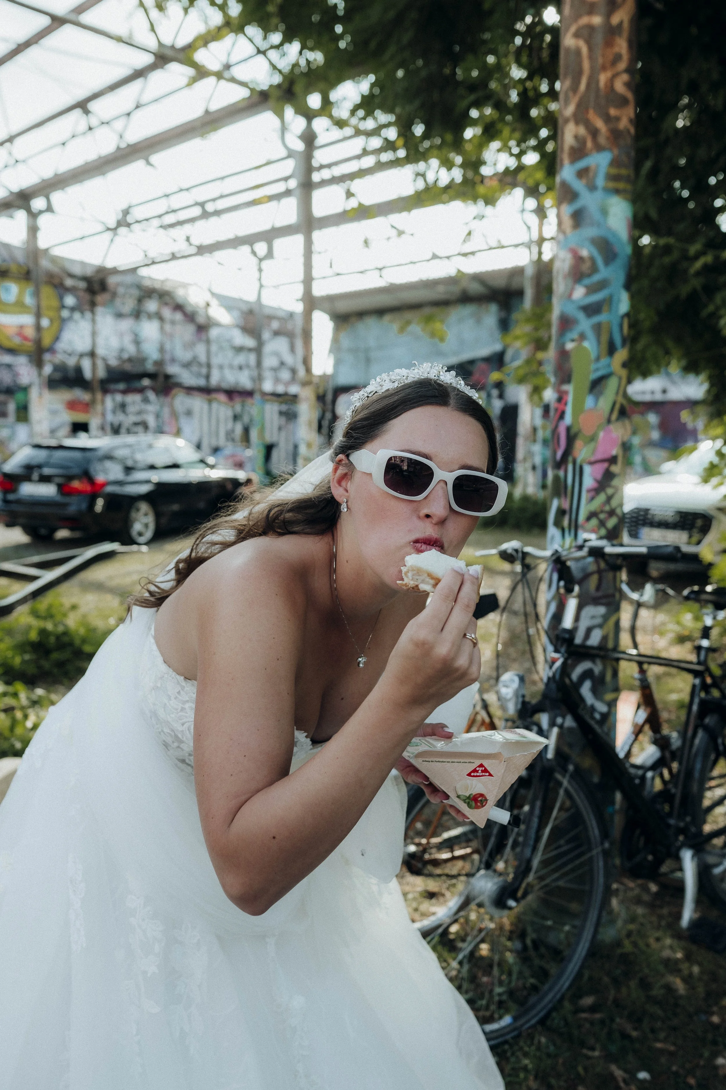 Brautpaarshooting mit echten Emotionen und Hochzeitsfotos mit Charakter. Keine 0815-Pose, sondern echte Vibes. Paul Popanda – Hochzeitsfotografie in Münster, Paderborn und überall, wo’s knistert.