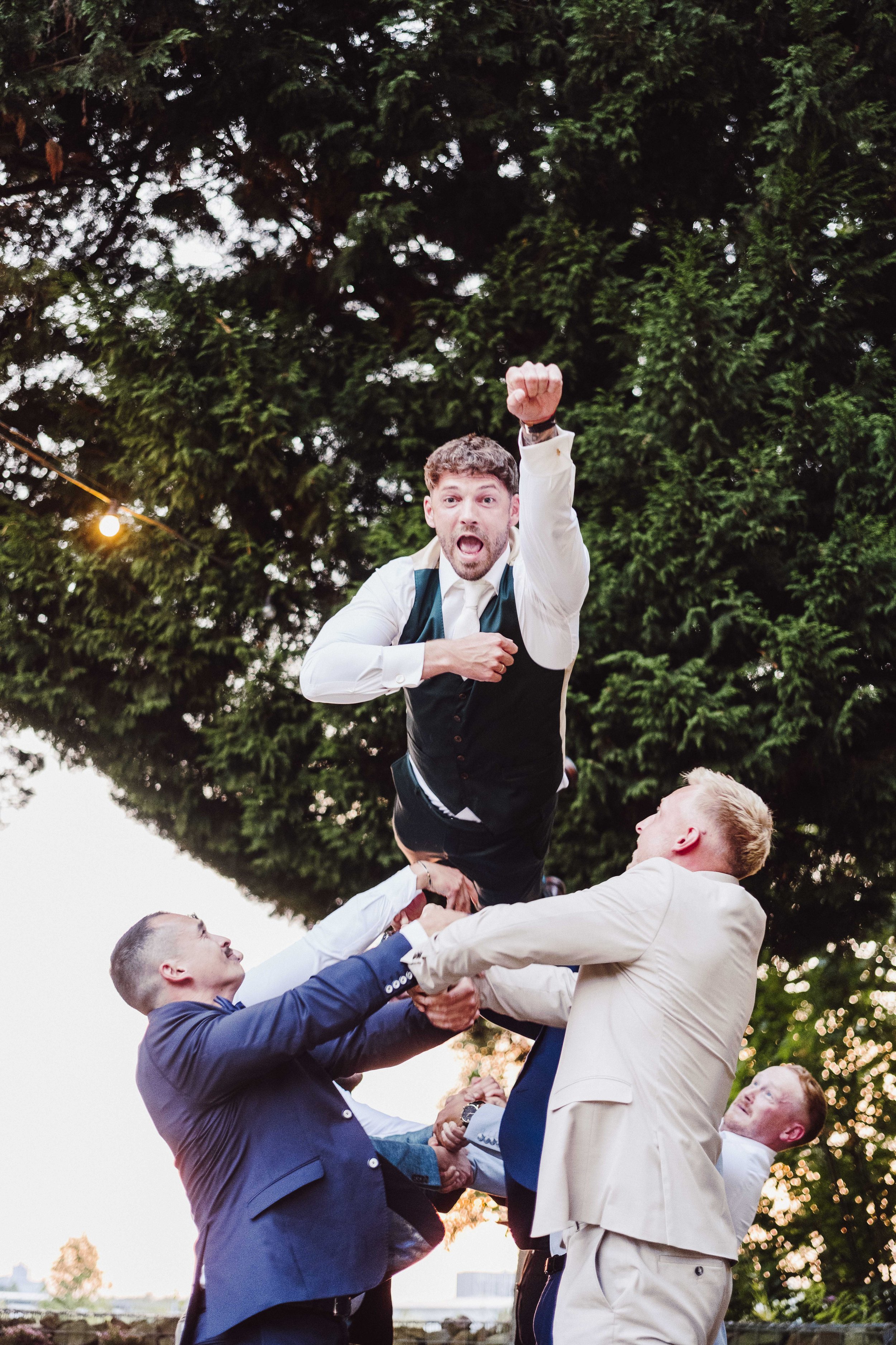 Hochzeitsparty mit echten Emotionen und Hochzeitsfotos mit Charakter. Keine 0815-Pose, sondern echte Vibes. Paul Popanda – Hochzeitsfotograf in Münster, Paderborn und überall, wo’s knistert.