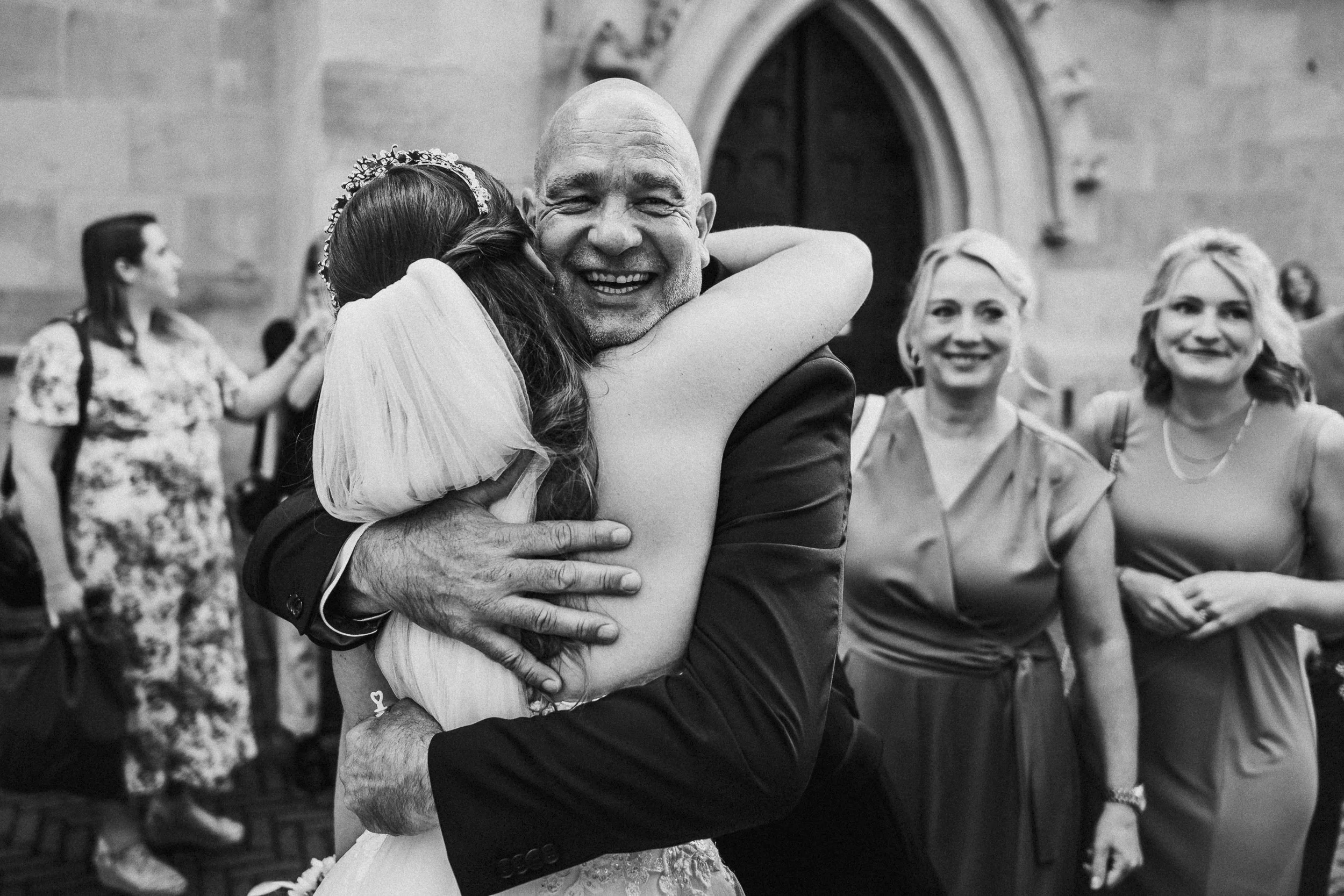 Hochzeitsreportage mit echten Emotionen und Hochzeitsfotos mit Charakter. Keine 0815-Pose, sondern echte Vibes. Paul Popanda – Hochzeitsfotografie in Münster, Paderborn und überall, wo’s knistert.