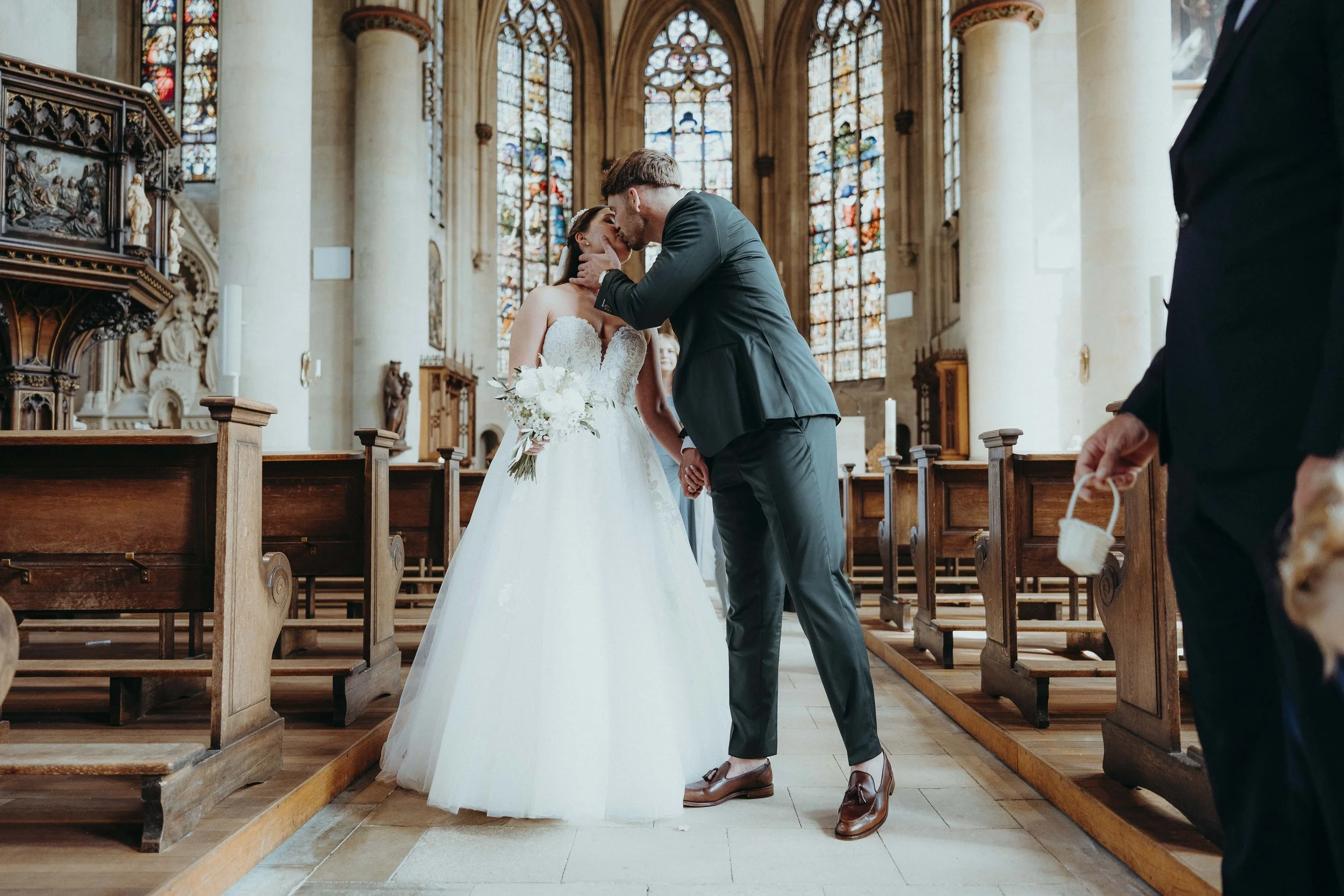 Hochzeitsreportage mit echten Emotionen und Hochzeitsfotos mit Charakter. Keine 0815-Pose, sondern echte Vibes. Paul Popanda – Hochzeitsfotografie in Münster, Paderborn und überall, wo’s knistert.