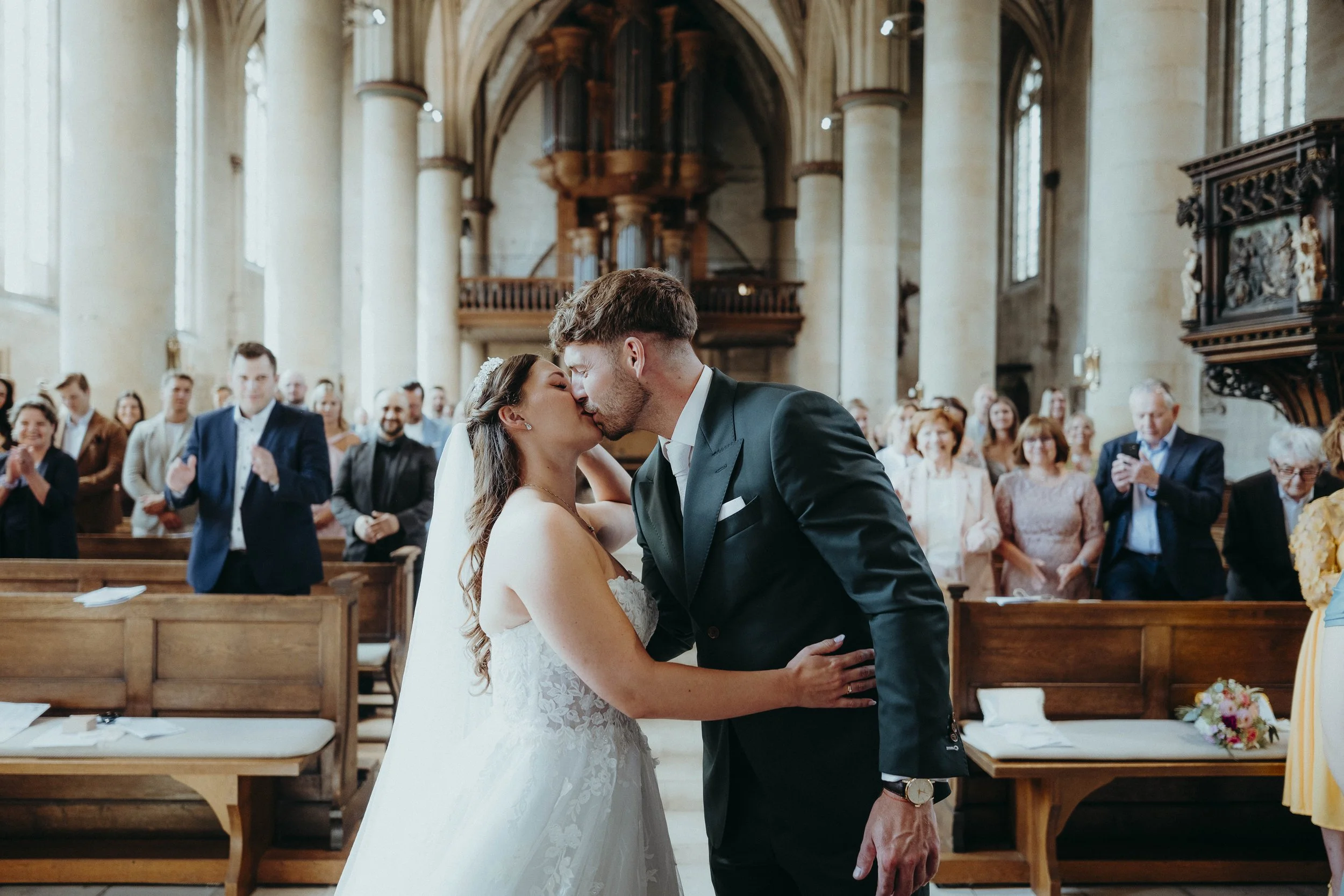 Hochzeitsreportage mit echten Emotionen und Hochzeitsfotos mit Charakter. Keine 0815-Pose, sondern echte Vibes. Paul Popanda – Hochzeitsfotografie in Münster, Paderborn und überall, wo’s knistert.