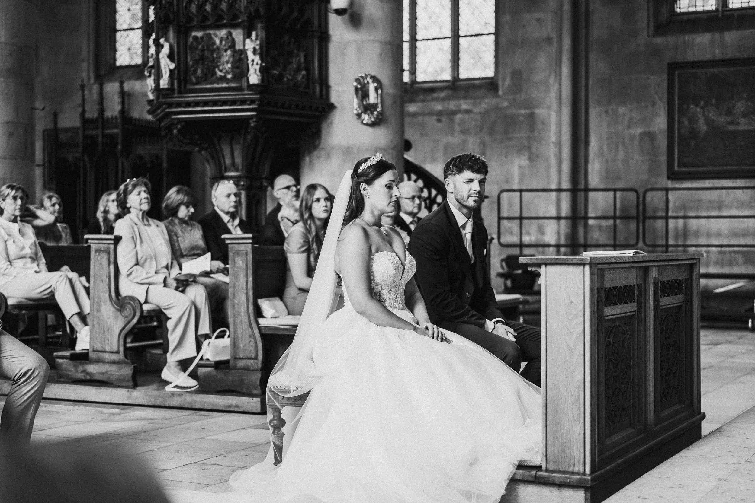 Hochzeitsreportage mit echten Emotionen und Hochzeitsfotos mit Charakter. Keine 0815-Pose, sondern echte Vibes. Paul Popanda – Hochzeitsfotografie in Münster, Paderborn und überall, wo’s knistert.