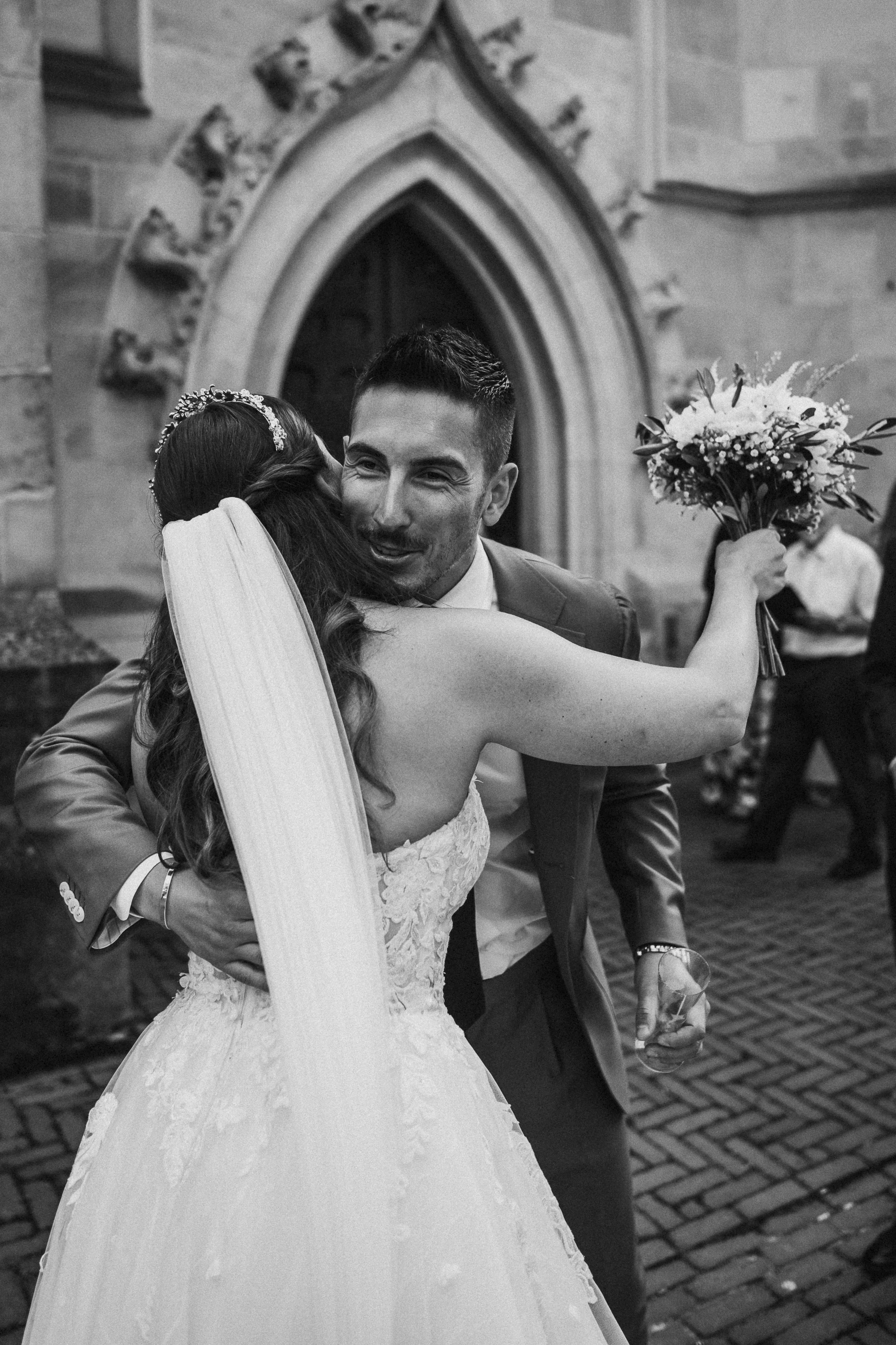 Hochzeitsreportage mit echten Emotionen und Hochzeitsfotos mit Charakter. Keine 0815-Pose, sondern echte Vibes. Paul Popanda – Hochzeitsfotografie in Münster, Paderborn und überall, wo’s knistert.