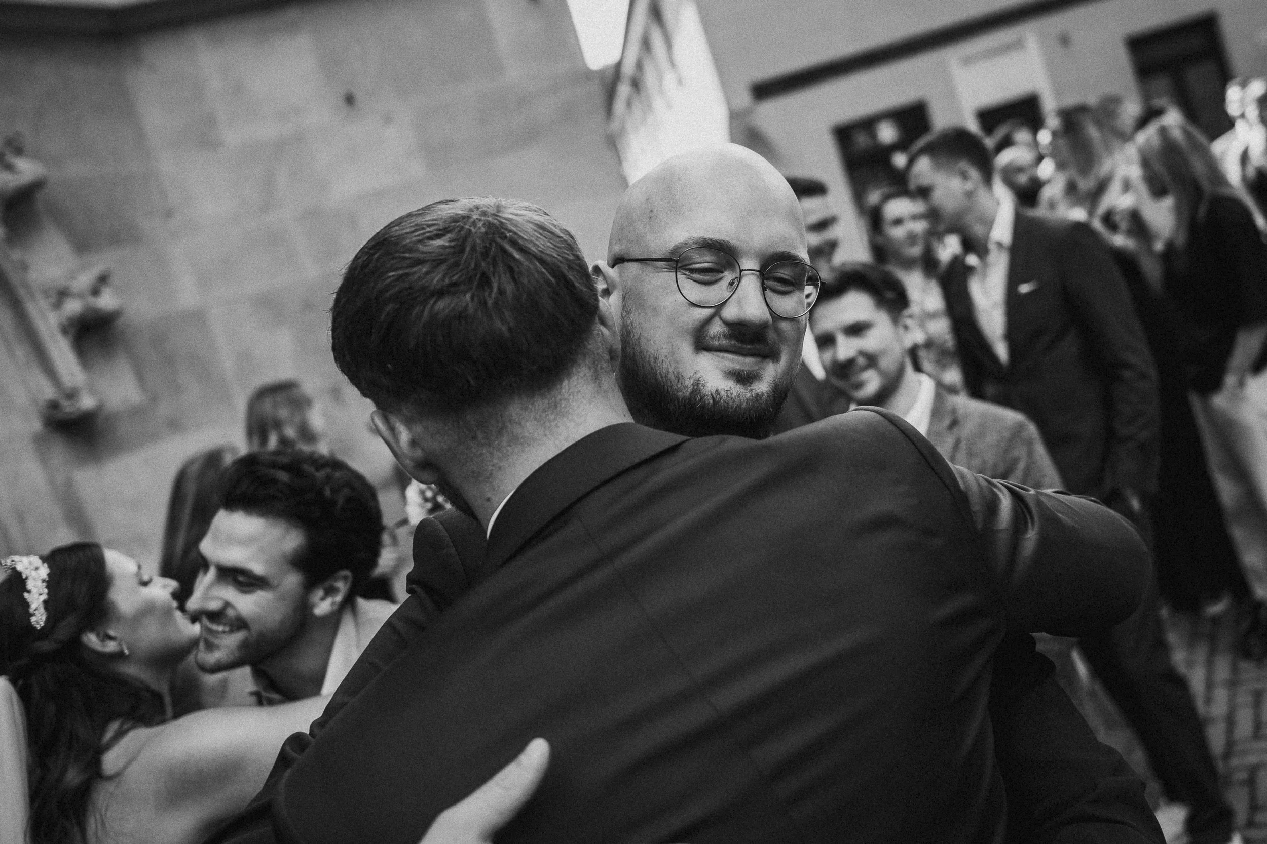 Hochzeitsreportage mit echten Emotionen und Hochzeitsfotos mit Charakter. Keine 0815-Pose, sondern echte Vibes. Paul Popanda – Hochzeitsfotografie in Münster, Paderborn und überall, wo’s knistert.