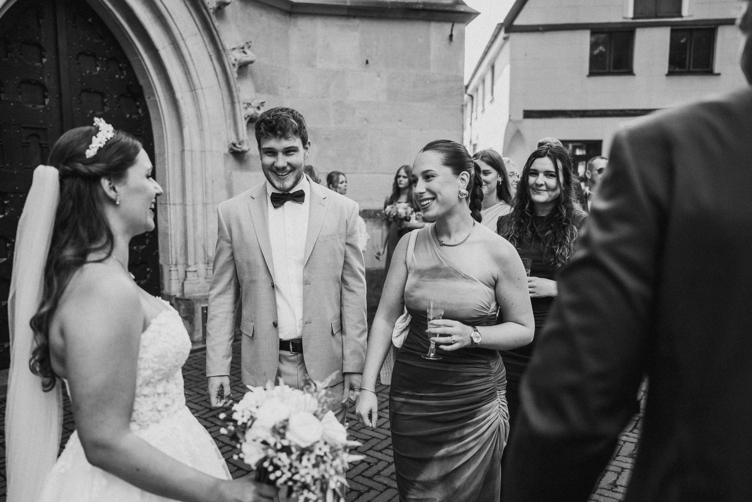 Hochzeitsreportage mit echten Emotionen und Hochzeitsfotos mit Charakter. Keine 0815-Pose, sondern echte Vibes. Paul Popanda – Hochzeitsfotografie in Münster, Paderborn und überall, wo’s knistert.