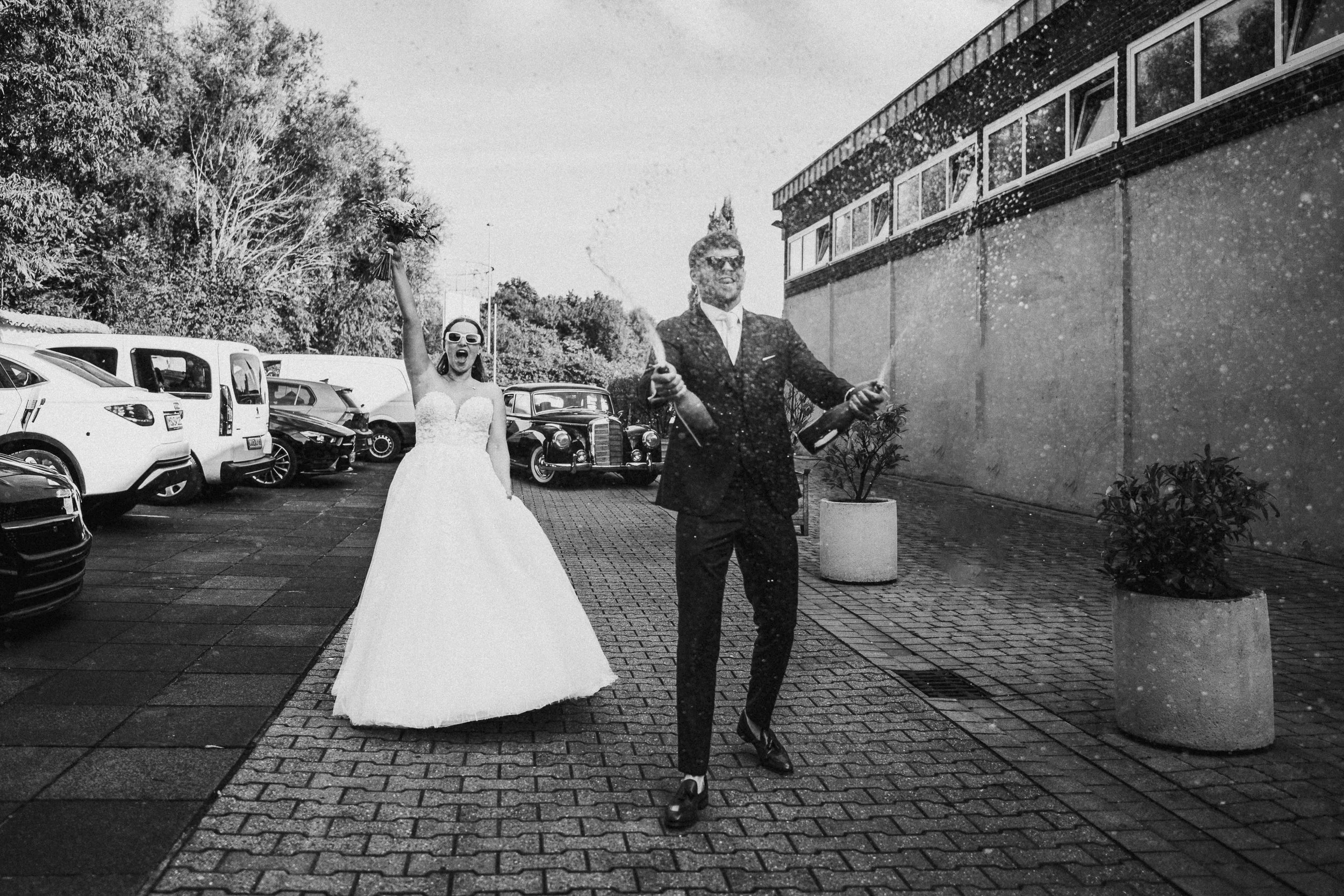 Hochzeitsparty mit echten Emotionen und Hochzeitsfotos mit Charakter. Keine 0815-Pose, sondern echte Vibes. Paul Popanda – Hochzeitsfotograf in Münster, Paderborn und überall, wo’s knistert.