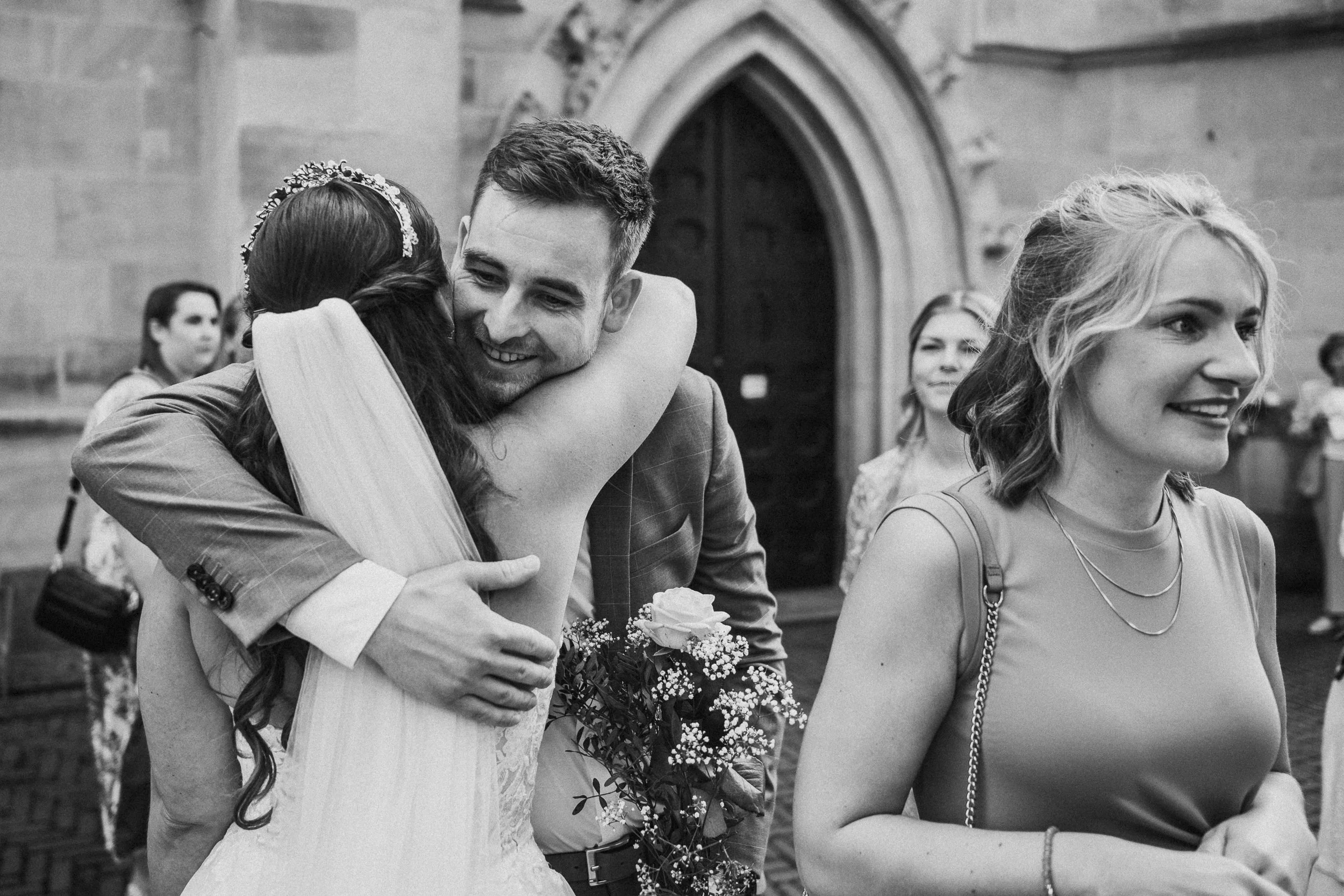 Hochzeitsreportage mit echten Emotionen und Hochzeitsfotos mit Charakter. Keine 0815-Pose, sondern echte Vibes. Paul Popanda – Hochzeitsfotografie in Münster, Paderborn und überall, wo’s knistert.