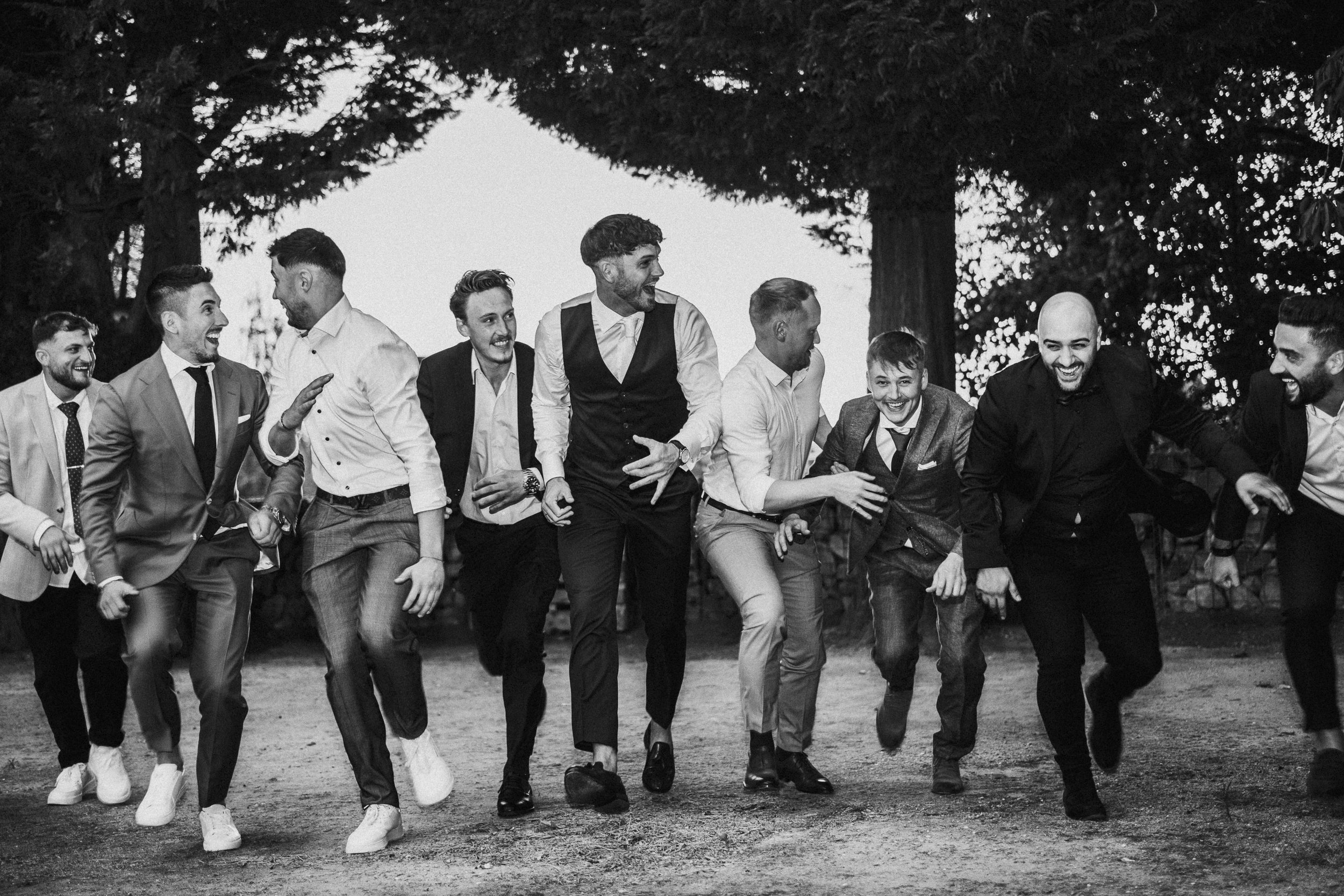 Hochzeitsparty mit echten Emotionen und Hochzeitsfotos mit Charakter. Keine 0815-Pose, sondern echte Vibes. Paul Popanda – Hochzeitsfotograf in Münster, Paderborn und überall, wo’s knistert.