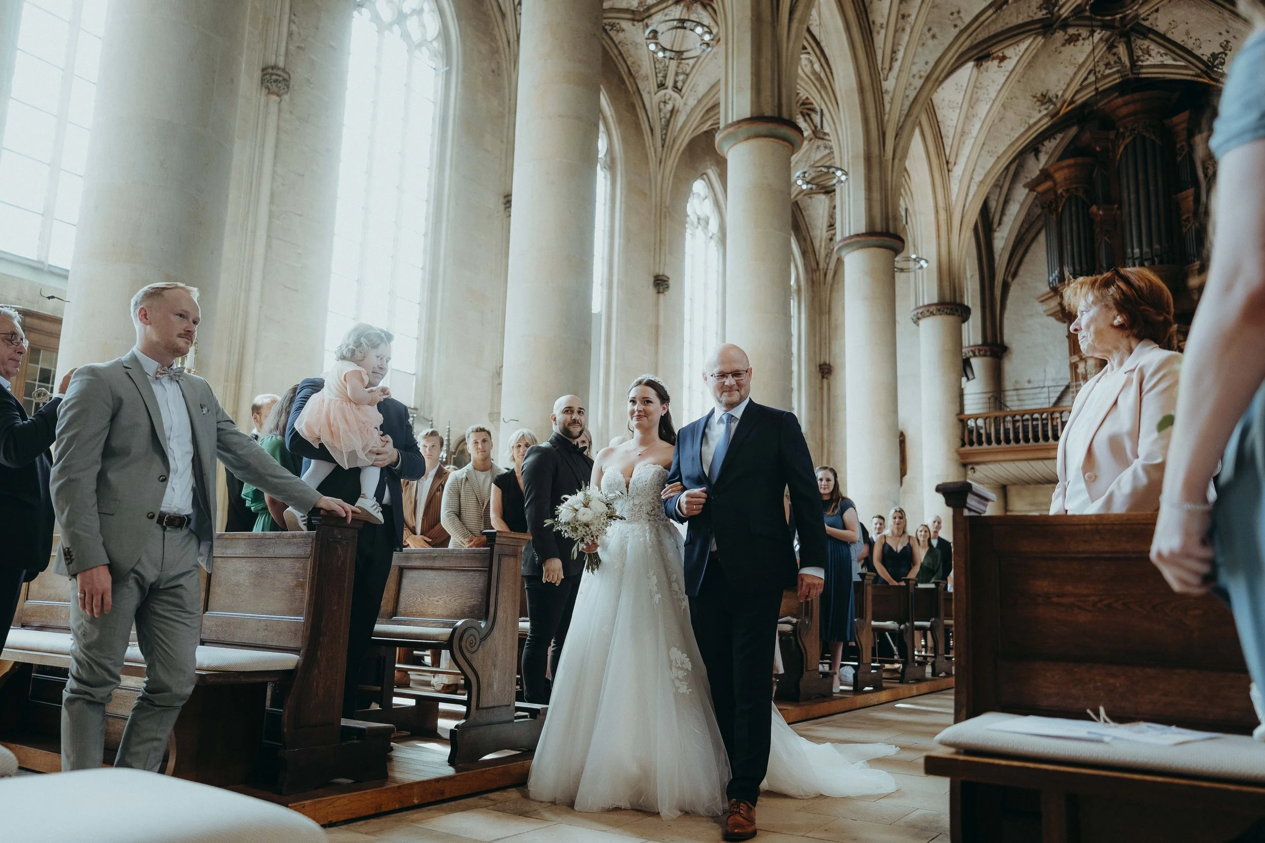 Hochzeitsreportage mit echten Emotionen und Hochzeitsfotos mit Charakter. Keine 0815-Pose, sondern echte Vibes. Paul Popanda – Hochzeitsfotografie in Münster, Paderborn und überall, wo’s knistert.