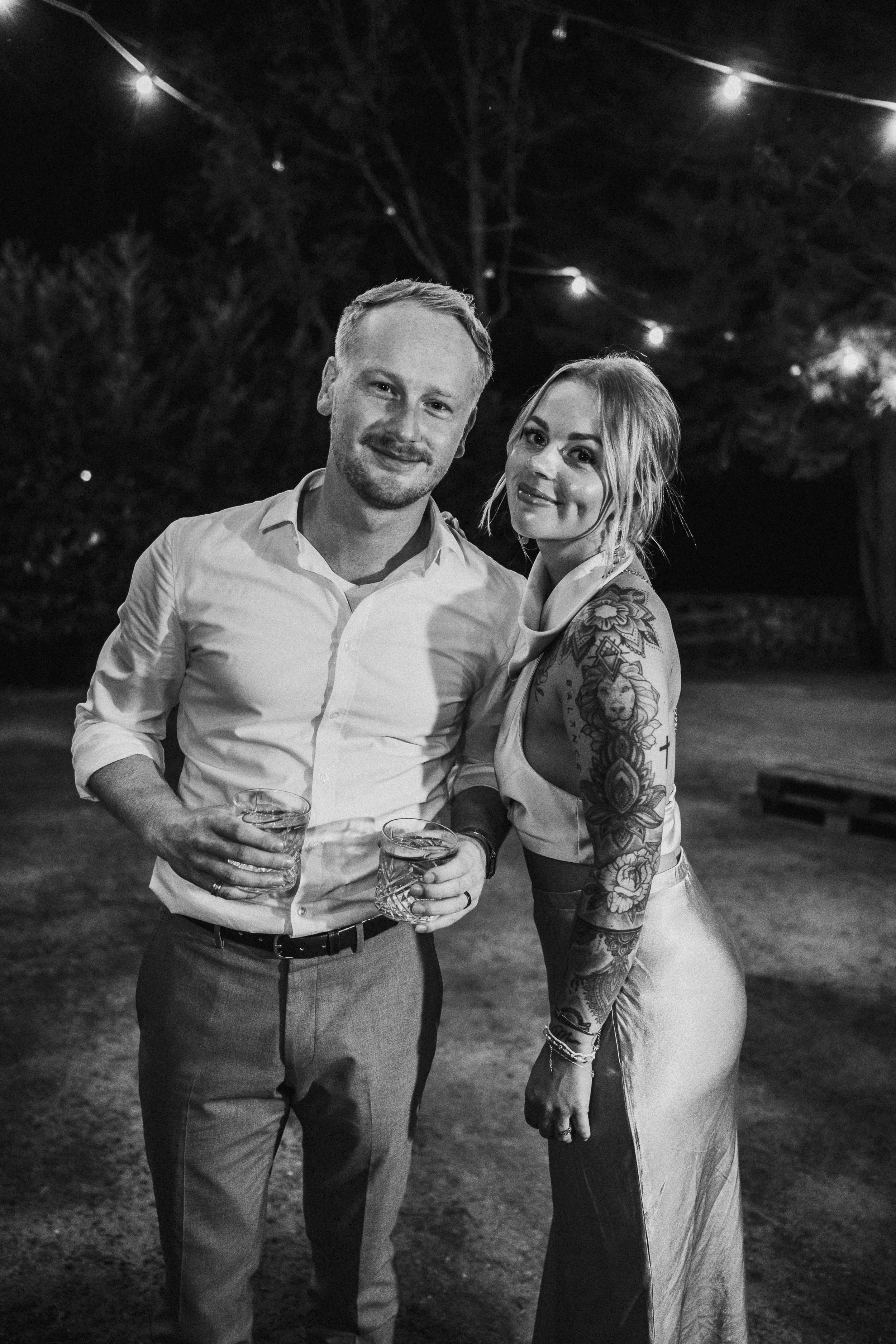 Hochzeitsparty mit echten Emotionen und Hochzeitsfotos mit Charakter. Keine 0815-Pose, sondern echte Vibes. Paul Popanda – Hochzeitsfotograf in Münster, Paderborn und überall, wo’s knistert.
