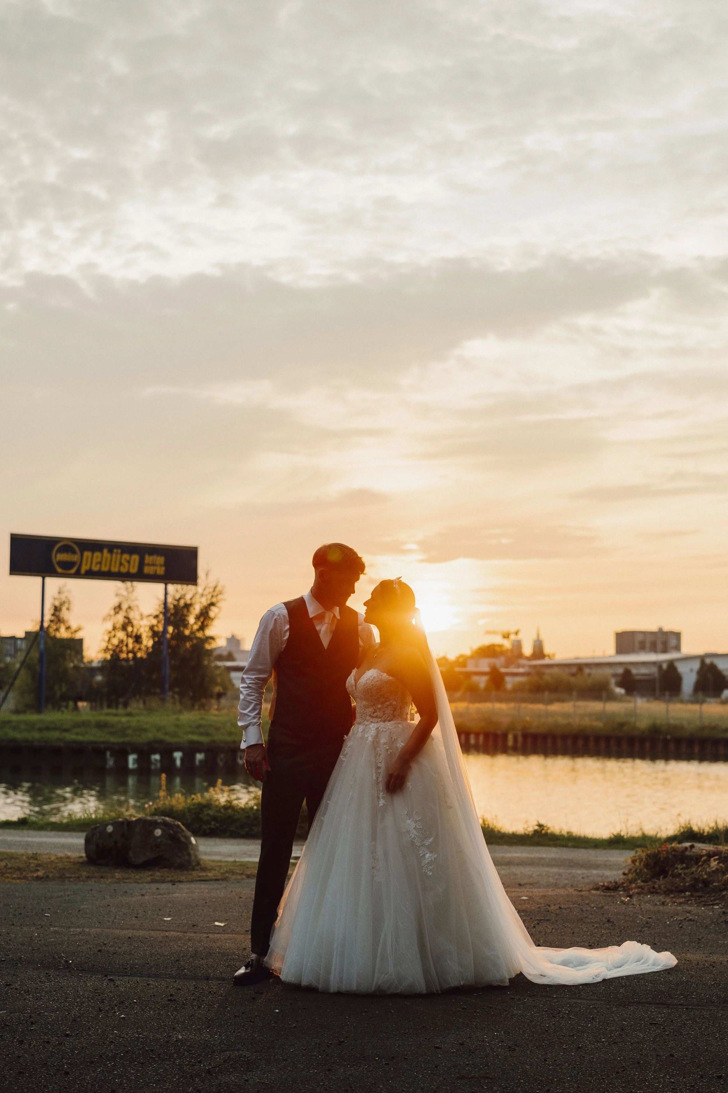 Brautpaarshooting mit echten Emotionen und Hochzeitsfotos mit Charakter. Keine 0815-Pose, sondern echte Vibes. Paul Popanda – Hochzeitsfotografie in Münster, Paderborn und überall, wo’s knistert.