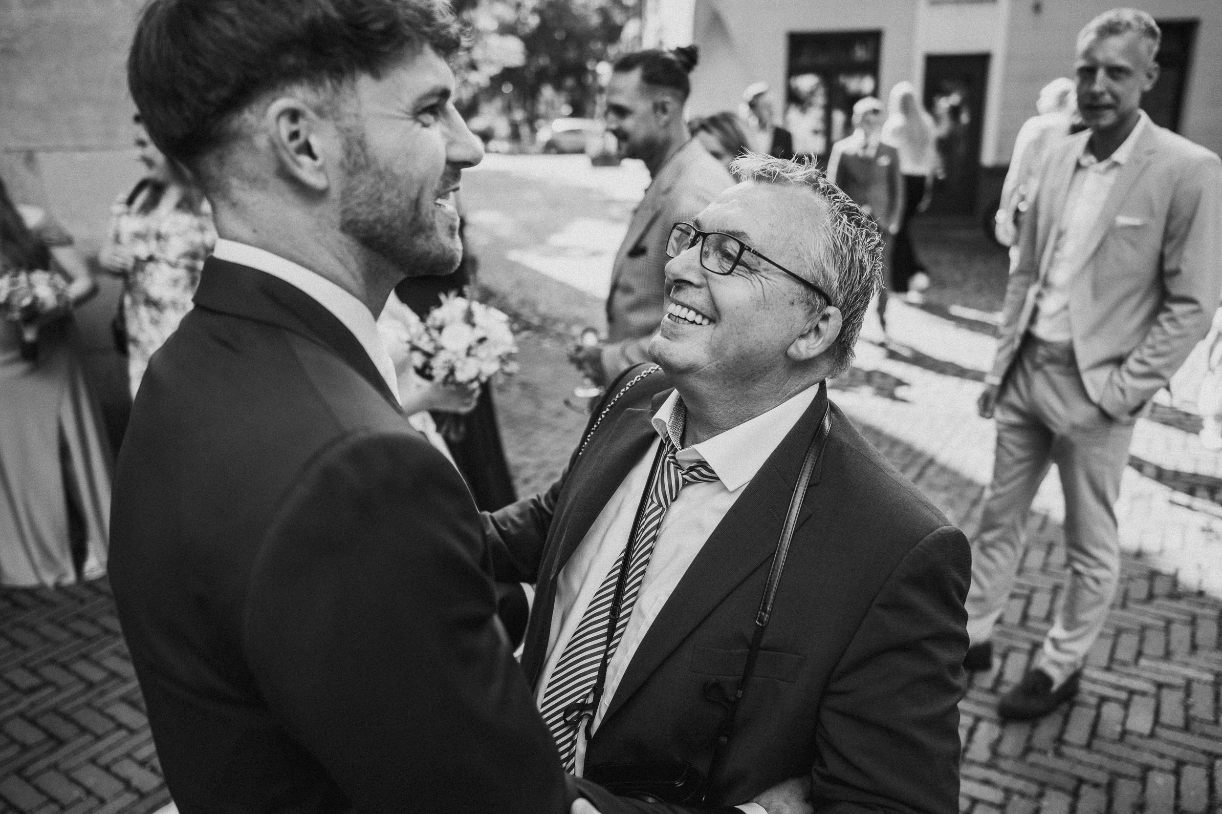 Hochzeitsreportage mit echten Emotionen und Hochzeitsfotos mit Charakter. Keine 0815-Pose, sondern echte Vibes. Paul Popanda – Hochzeitsfotografie in Münster, Paderborn und überall, wo’s knistert.