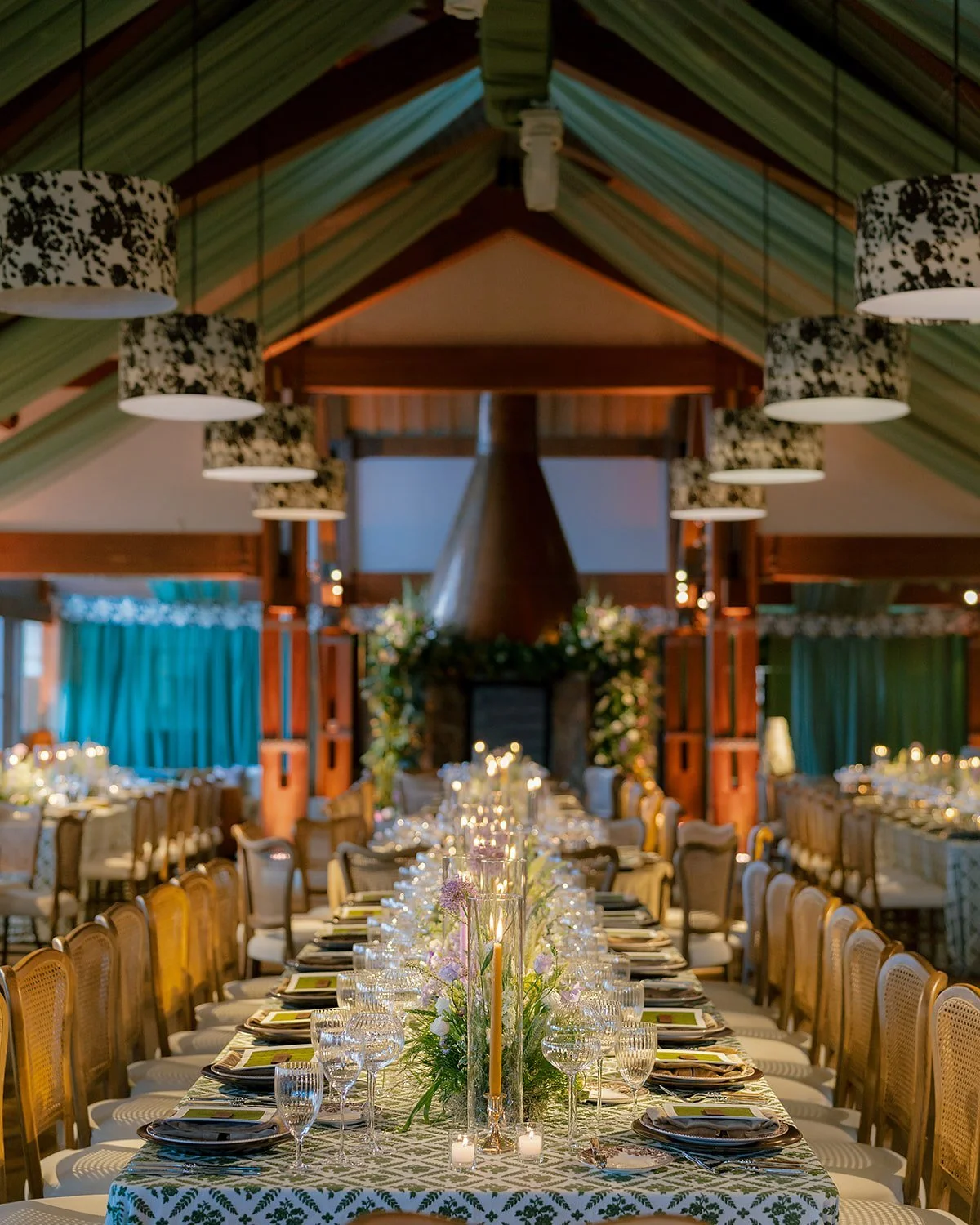 This epic setup is partially brought to you by our Kings Tables: meant for your grandest of visions.

Pictured: Kings Tables

📋 - @afoxevent
📸 - @magifisher
📍 - @thelittlenell
🌺 - @aspenbranch
💡 - @halcyonproductionsavco
🎀 - @eclectichive

#par