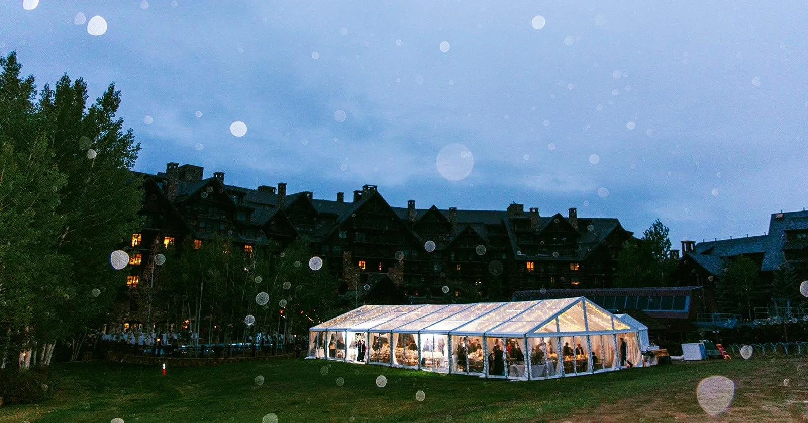 It's officially cozy season! 🧣 Here's to staying in, bundling up, and eating leftovers today!

Pictured: 40&rsquo; x 80&rsquo; Clear Top Tent

📸 - @rootedtrumpetphotography
⛺️ - @premier_party_rental
📍 - @ritzcarltonbeavercreek
📋 - @gemweddingsva