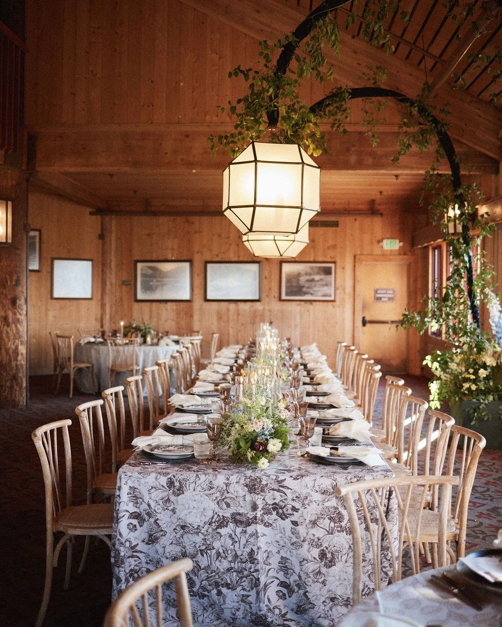 Another gorgeous collaboration for a wedding reception in the mountains of Colorado. ✨

This Beaver Creek setup brought warmth, texture, and a touch of understated luxury to a cozy mountain setting.

From the floral details to the planning touches to